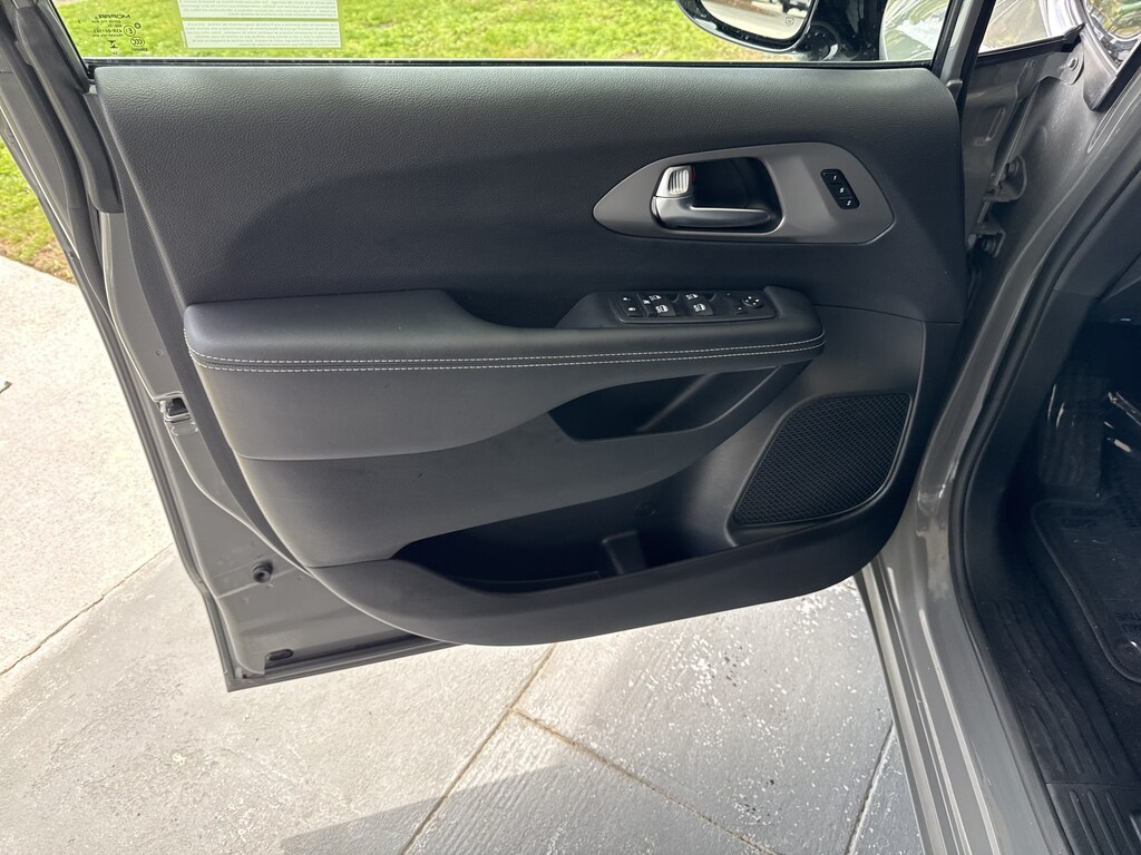 Used 2025 Chrysler Pacifica Select Minivan