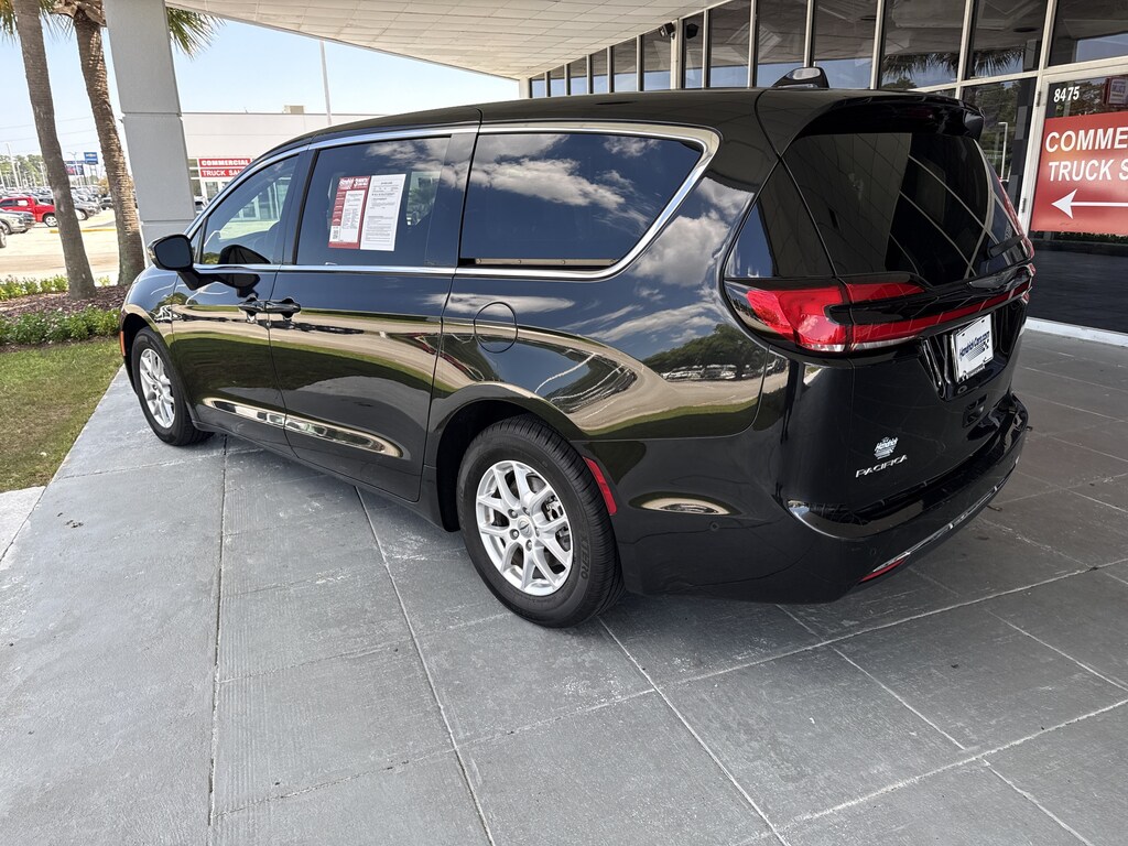 Used 2023 Chrysler Pacifica Touring L Minivan