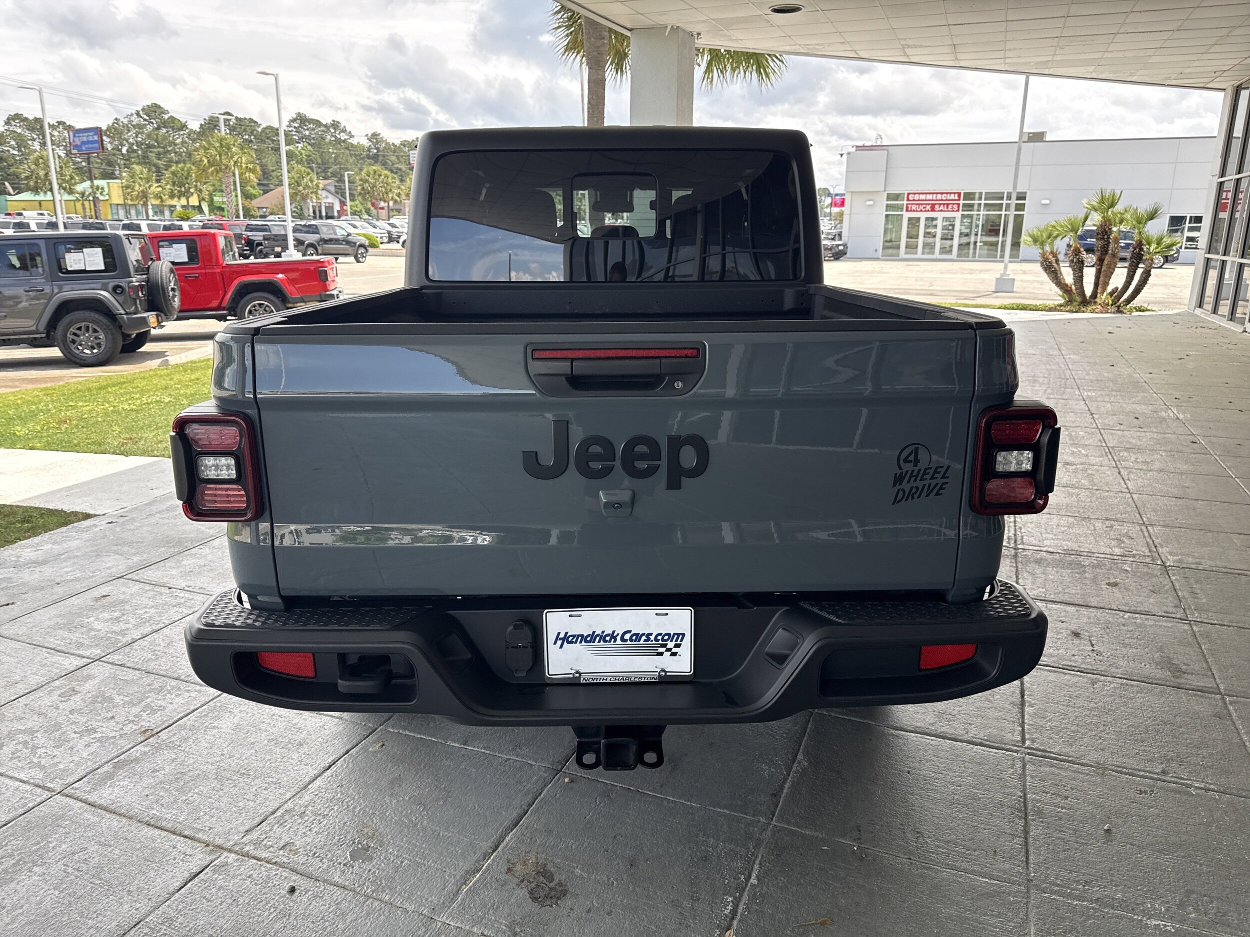 2024 Jeep Gladiator Willys photo 3
