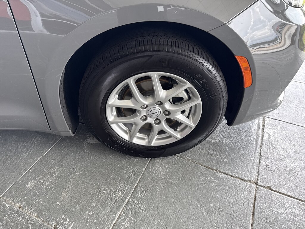 Used 2025 Chrysler Pacifica Select Minivan