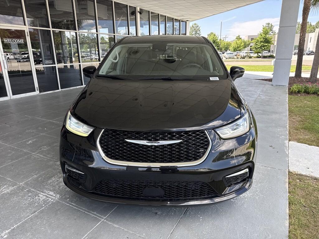 Used 2023 Chrysler Pacifica Touring L Minivan