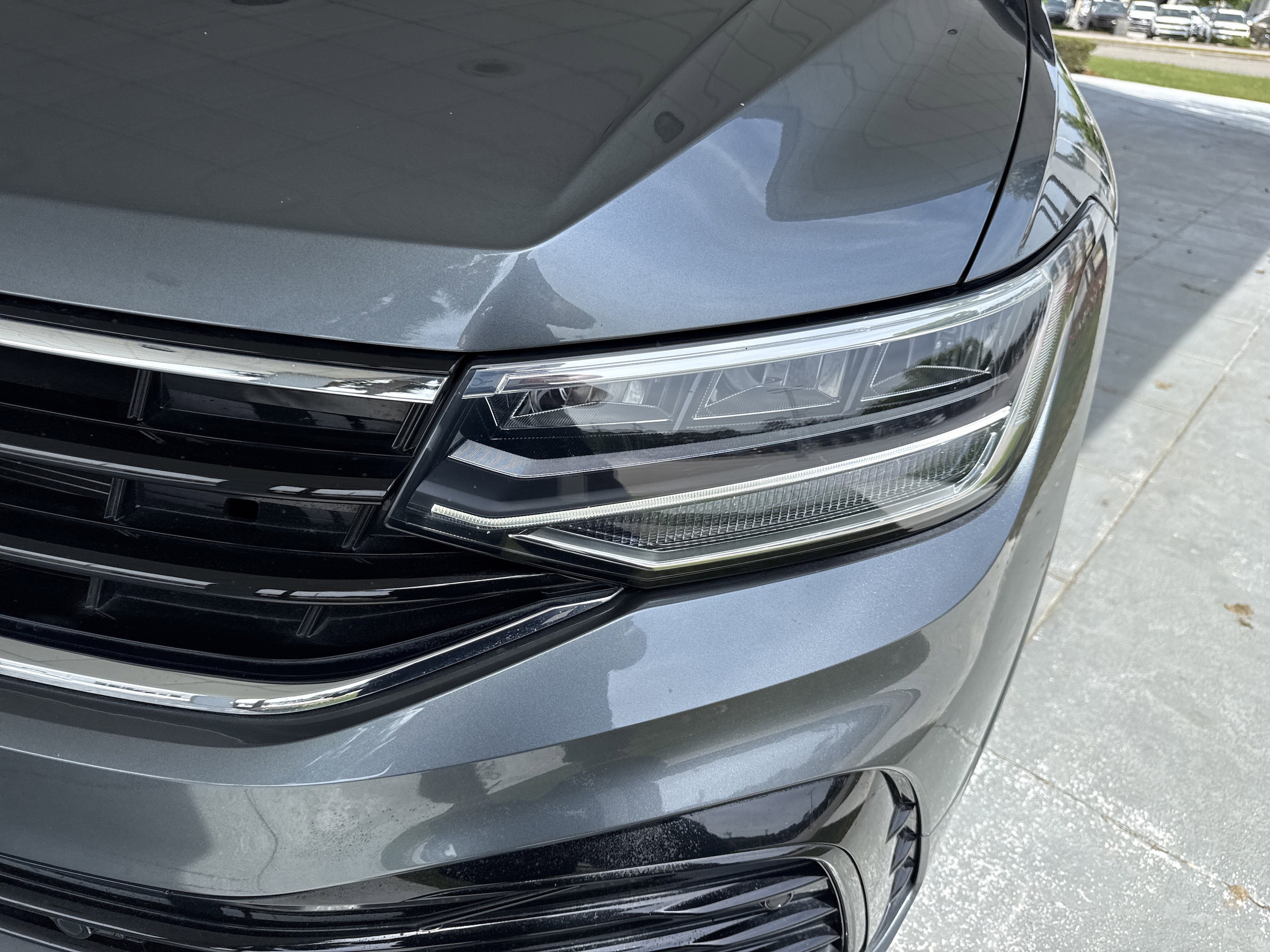 2022 Volkswagen Tiguan SE R-Line Black photo 5