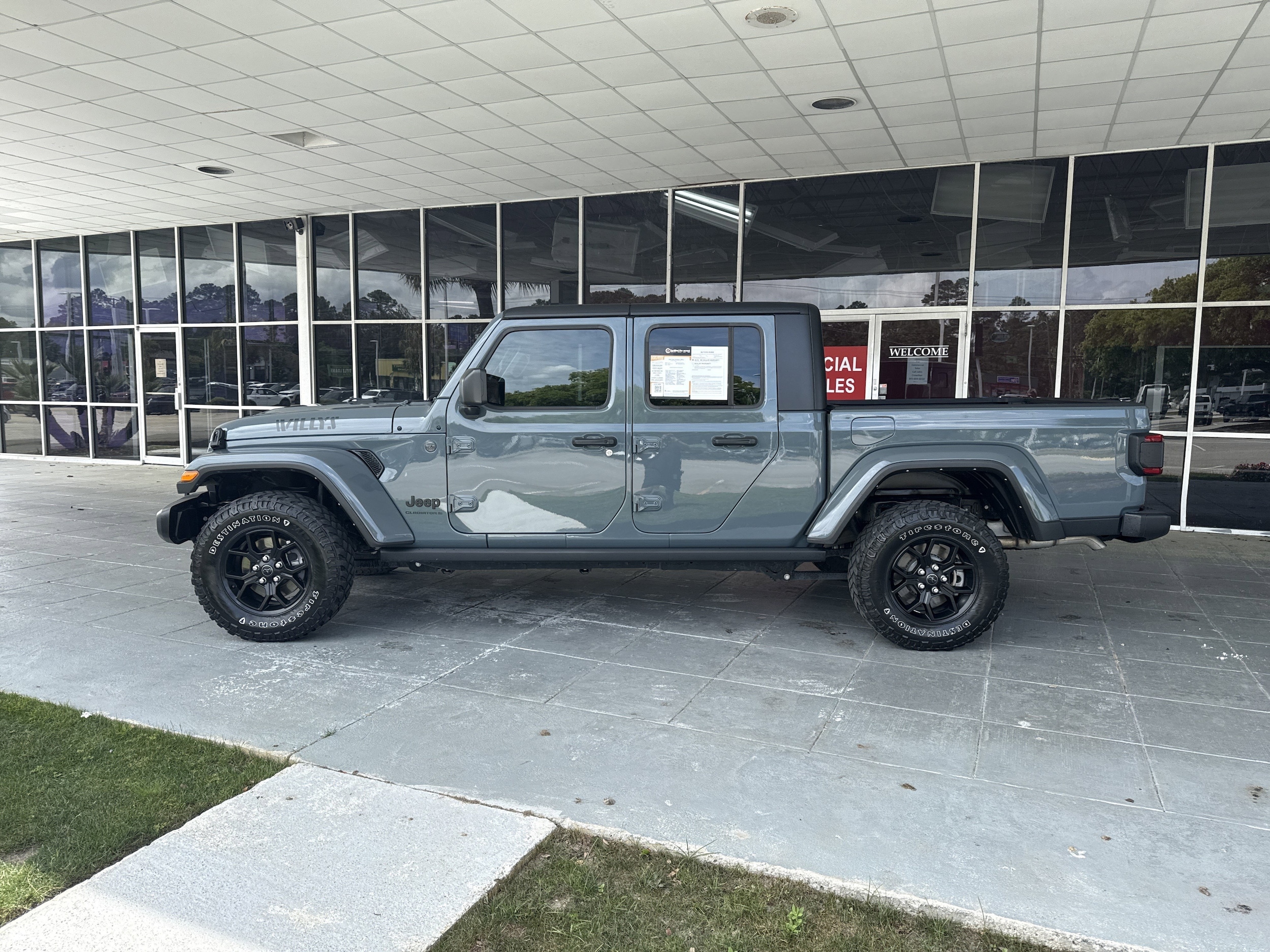 2024 Jeep Gladiator Willys photo 5