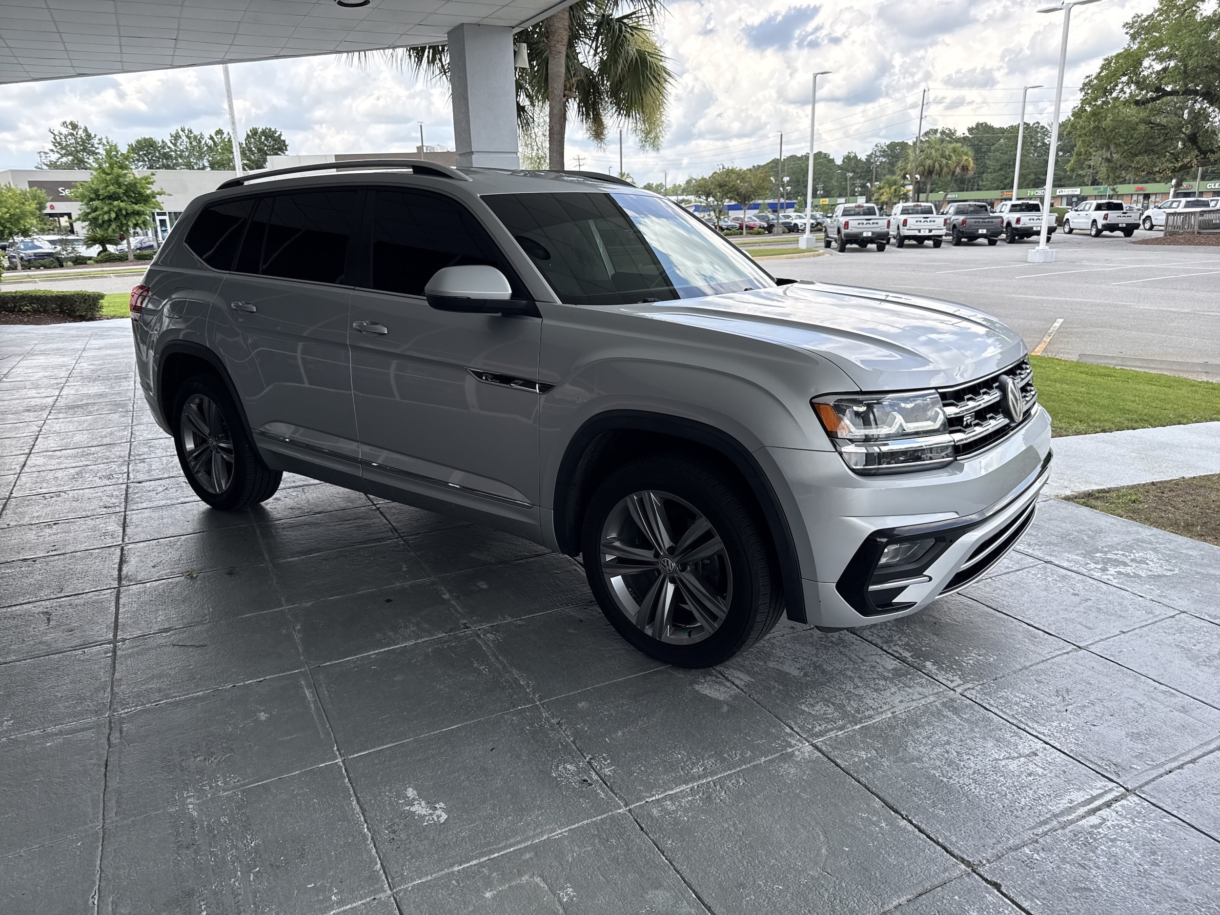 Volkswagen Atlas 3.6L V6 SE W/Technology