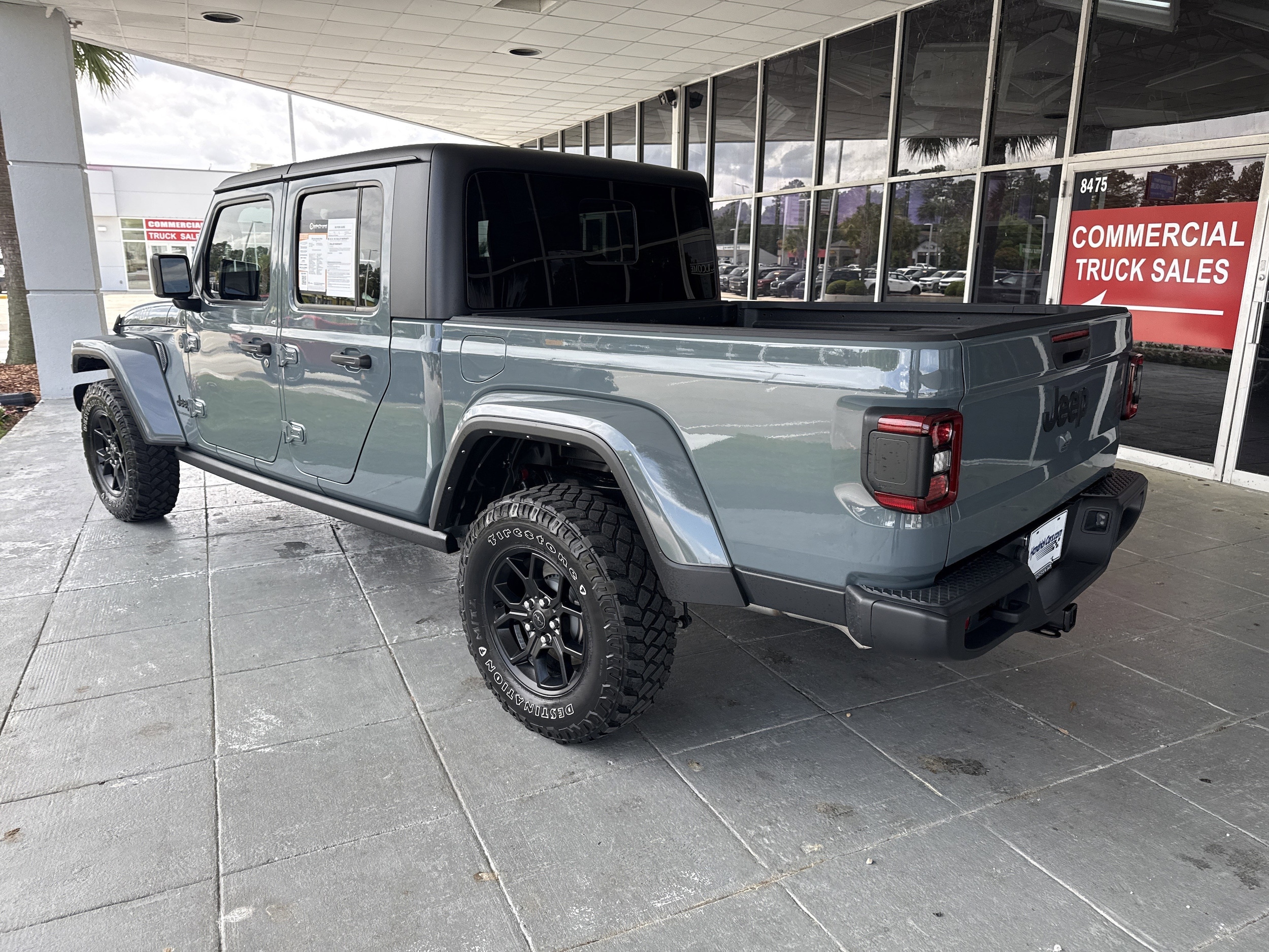 2024 Jeep Gladiator Willys photo 6