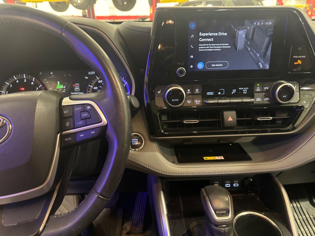 2023 Toyota Highlander XLE photo 2