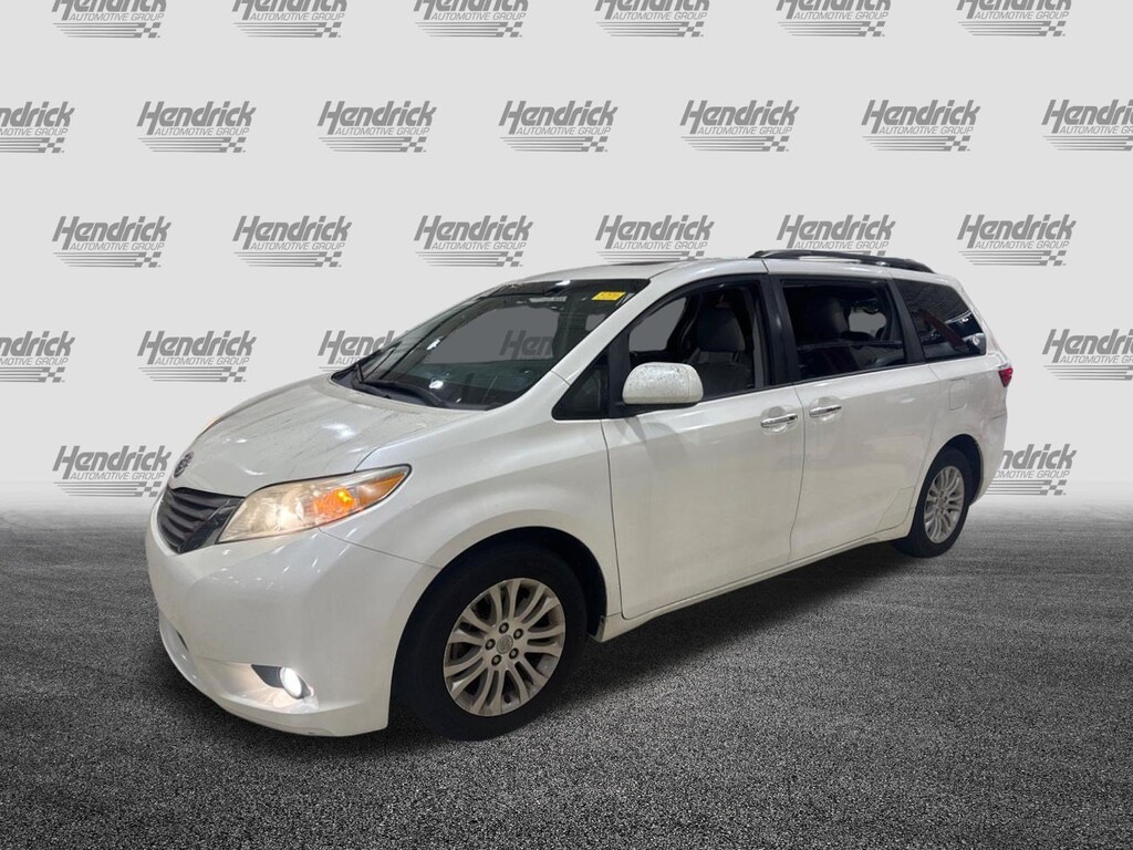 Used 2017 Toyota Sienna XLE Minivan