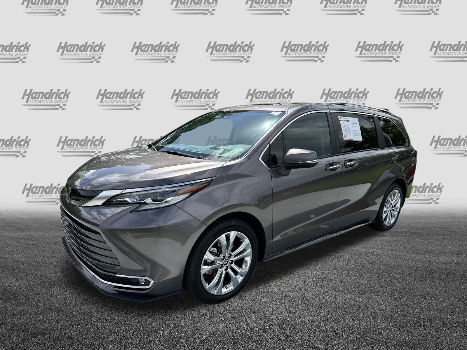 2023 Toyota Sienna Platinum photo 4