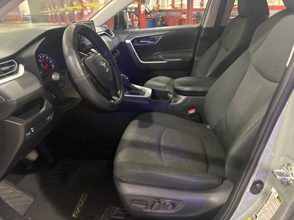 2022 Toyota RAV4 XLE photo 3