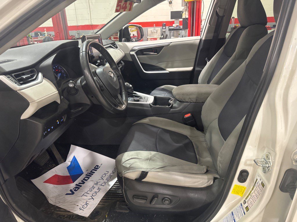 2022 Toyota RAV4 Hybrid XLE Premium photo 5