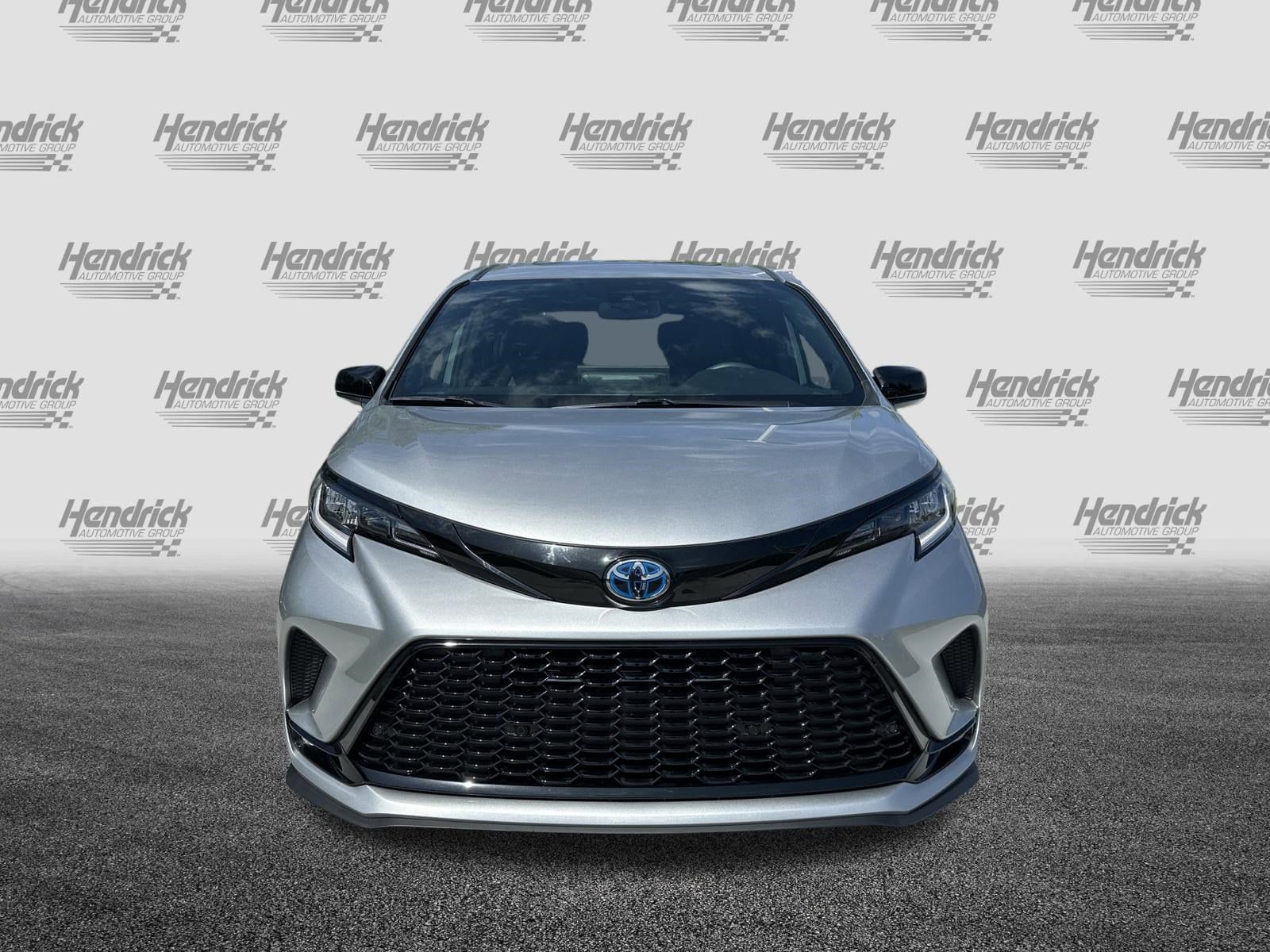 2025 Toyota Sienna XSE photo 2