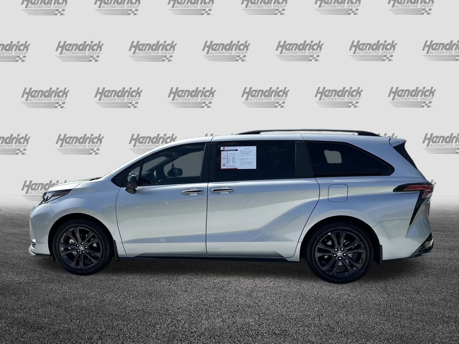 2025 Toyota Sienna XSE photo 6