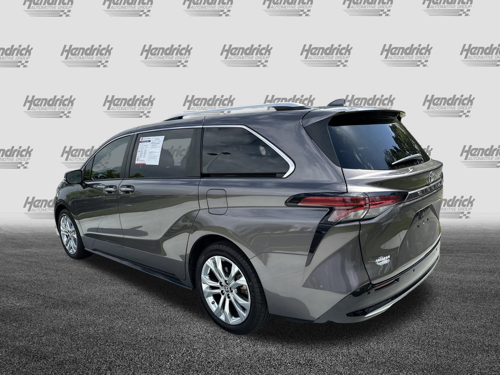 2023 Toyota Sienna Platinum photo 3