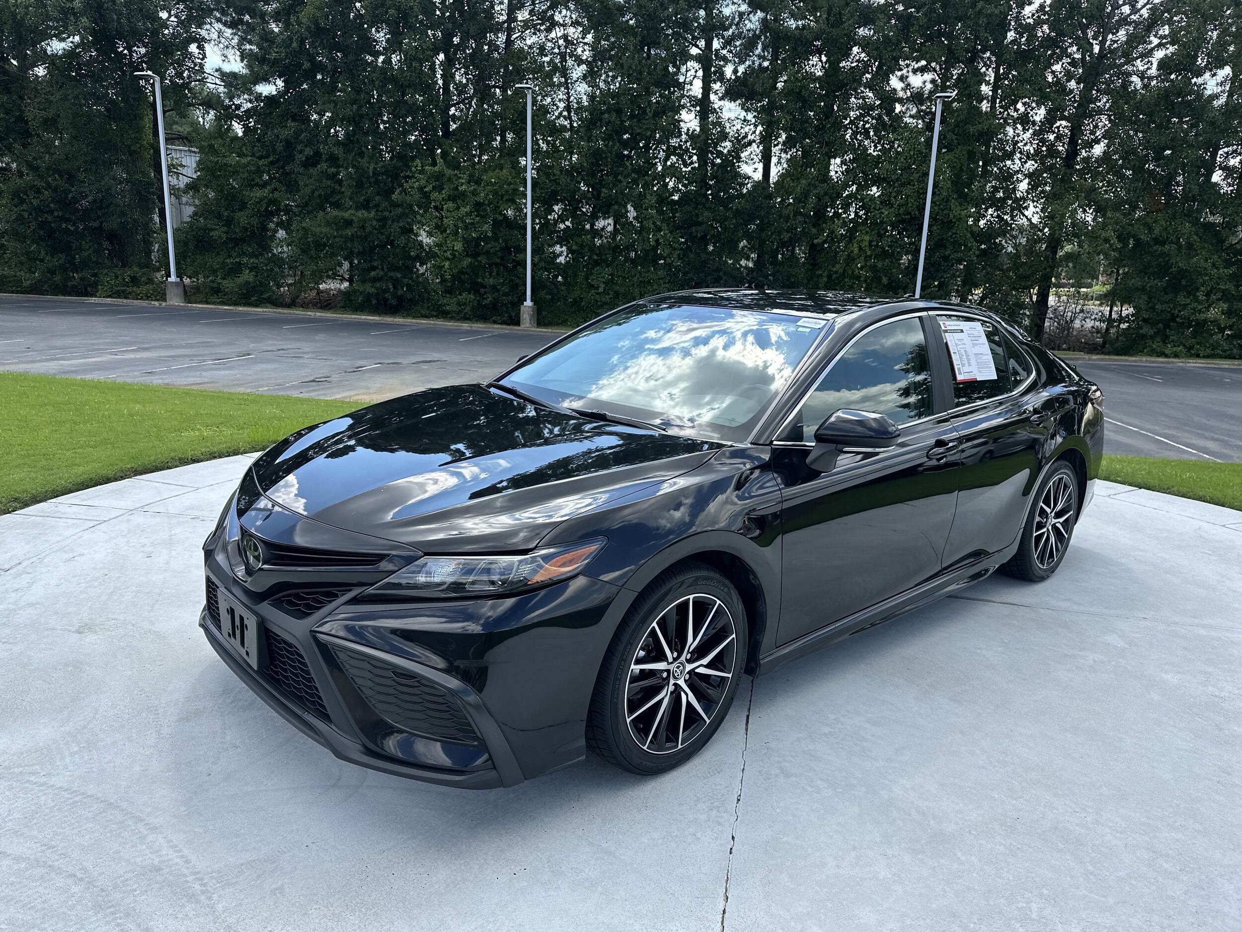 2023 Toyota Camry SE photo 3