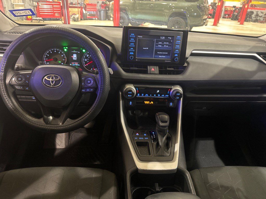 2022 Toyota RAV4 XLE photo 6
