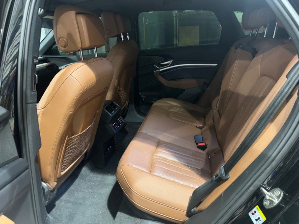 2022 Audi e-tron Premium Plus photo 2