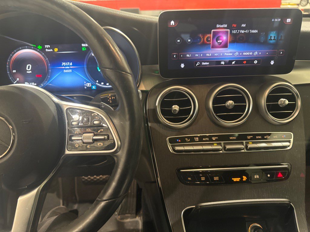 2021 Mercedes-Benz GLC 300 photo 2