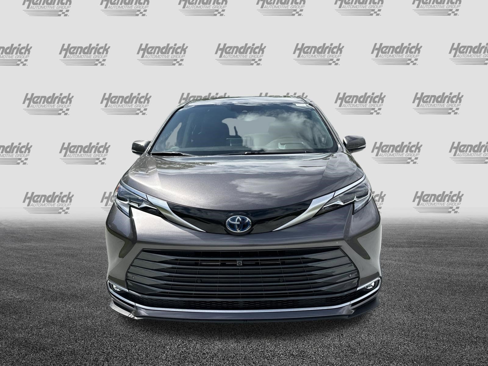2023 Toyota Sienna Platinum photo 2