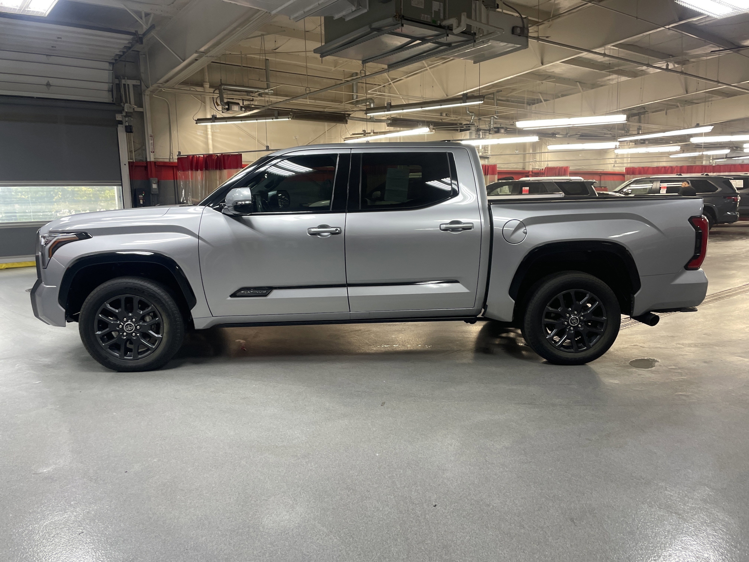 2023 Toyota Tundra 4WD Platinum photo 5