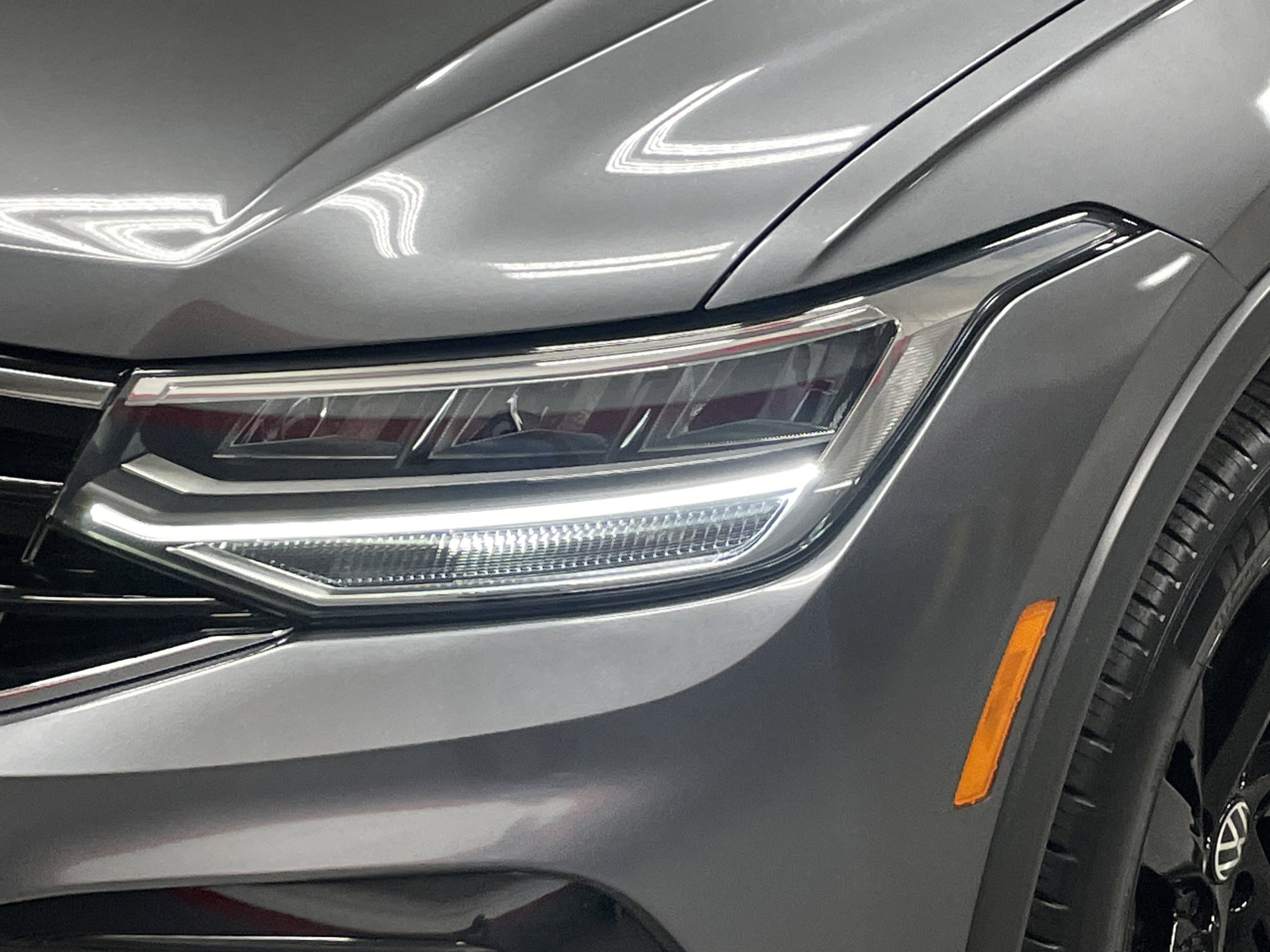 2023 Volkswagen Tiguan SE R-Line Black photo 4