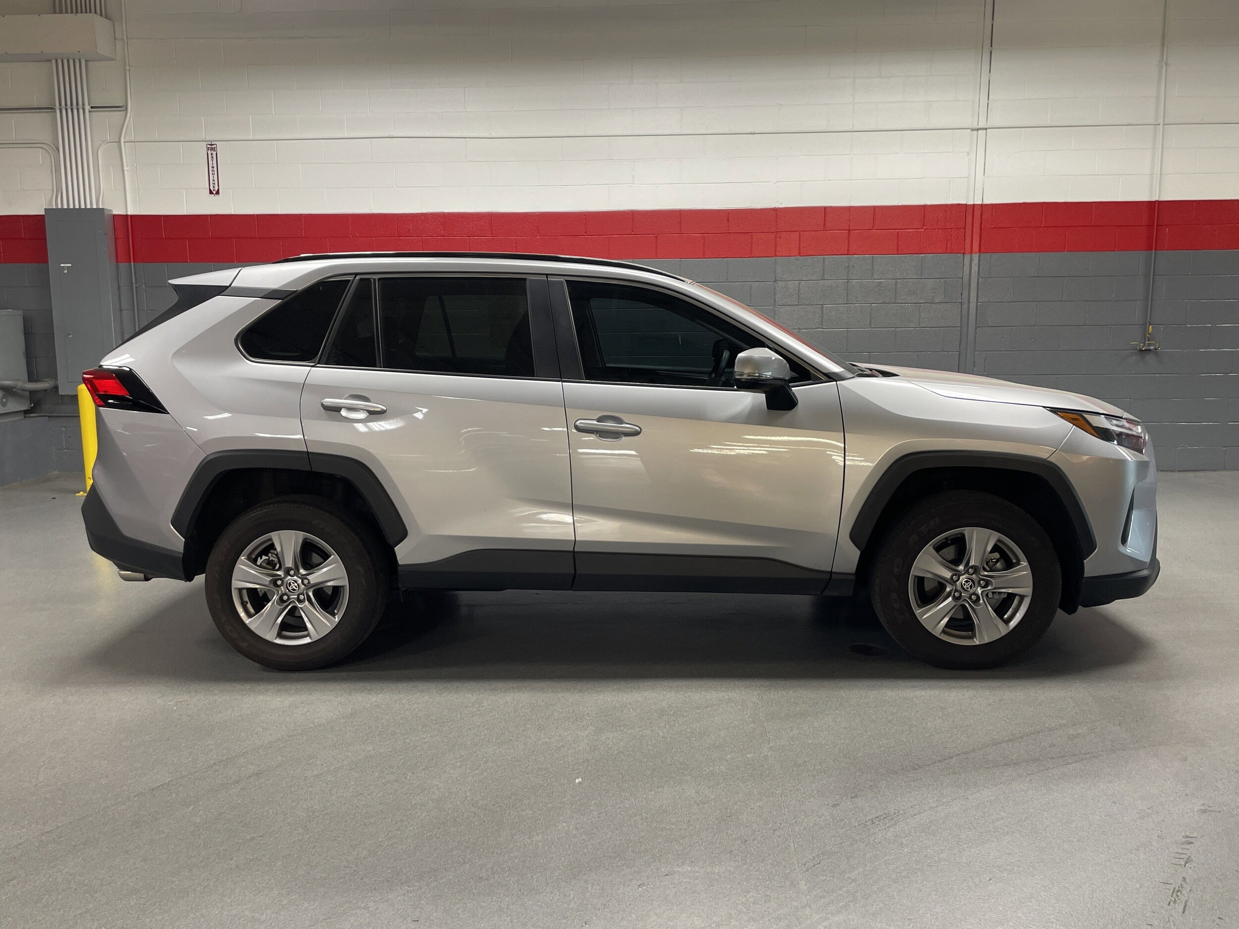 2023 Toyota RAV4 XLE photo 5