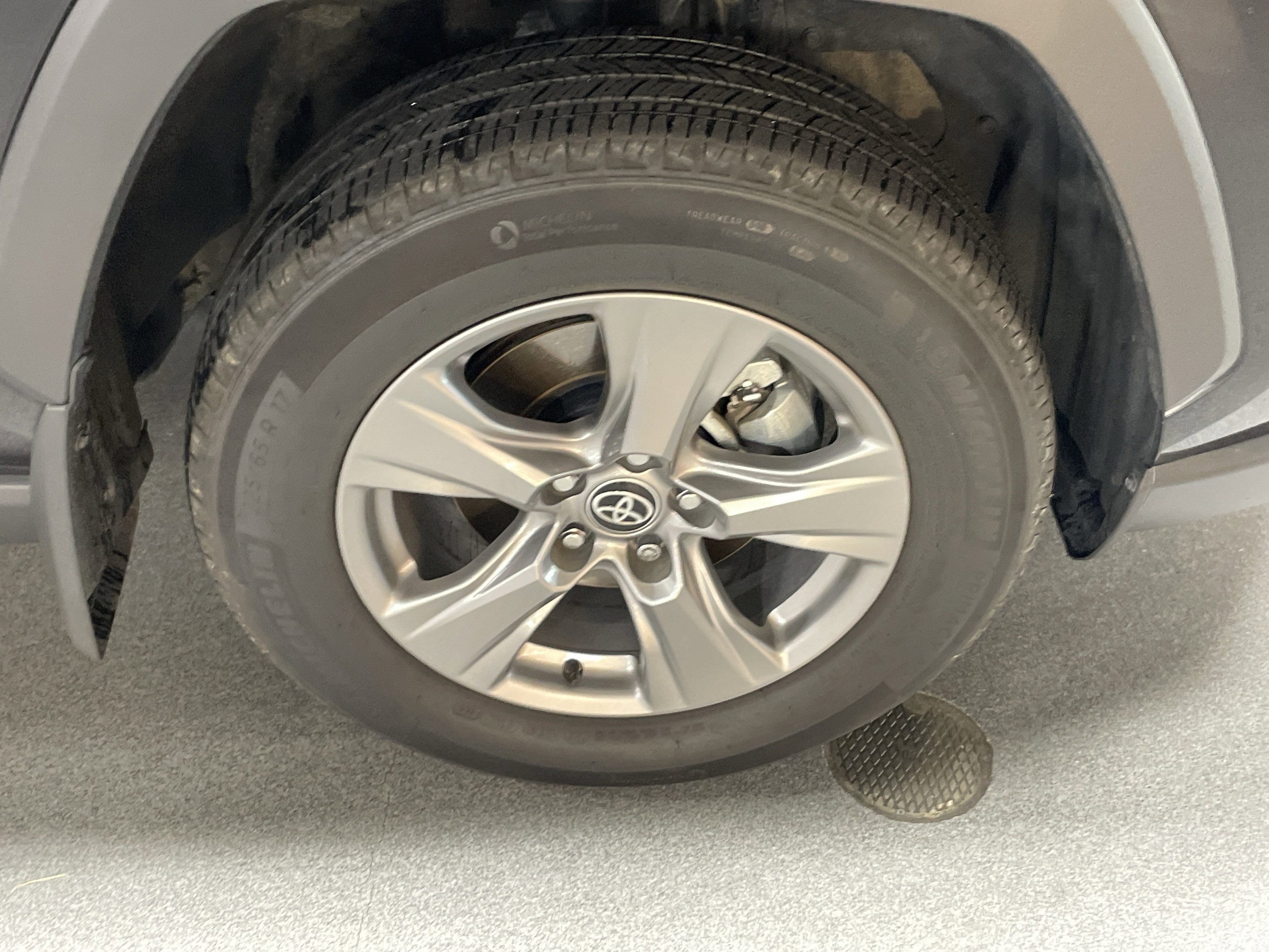 2025 Toyota RAV4 Hybrid XLE photo 5