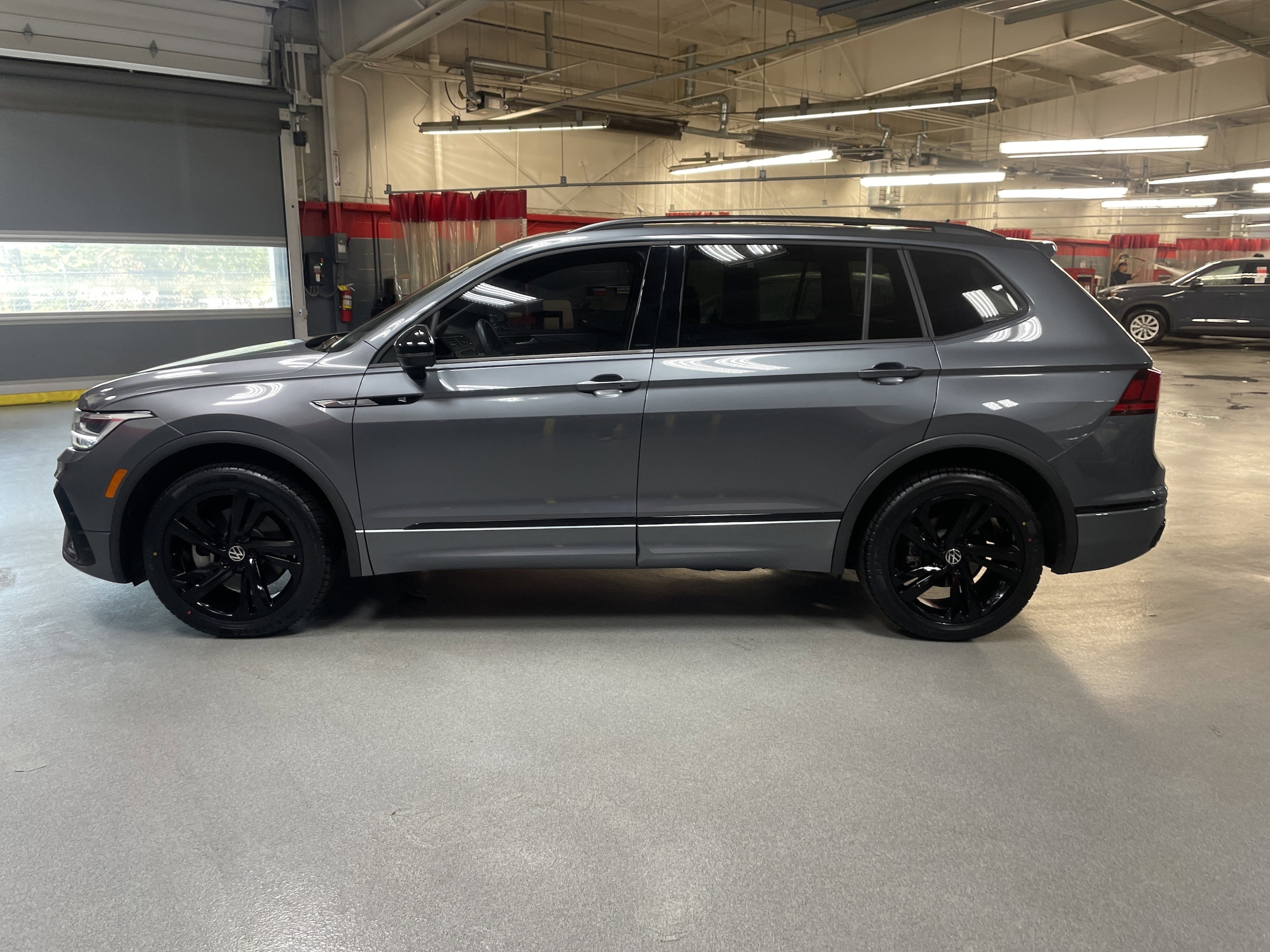2023 Volkswagen Tiguan SE R-Line Black photo 5