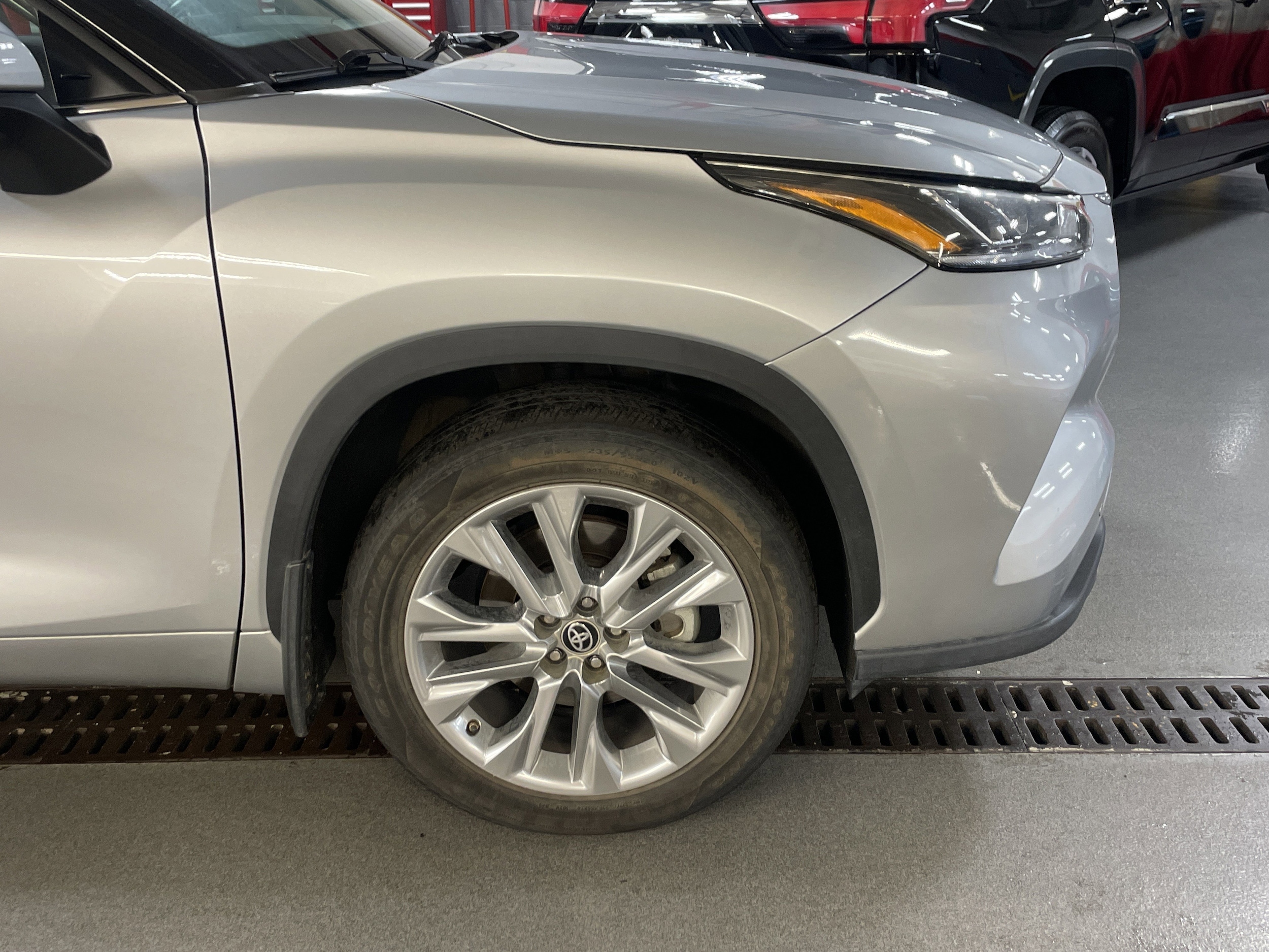 2023 Toyota Highlander Limited photo 2