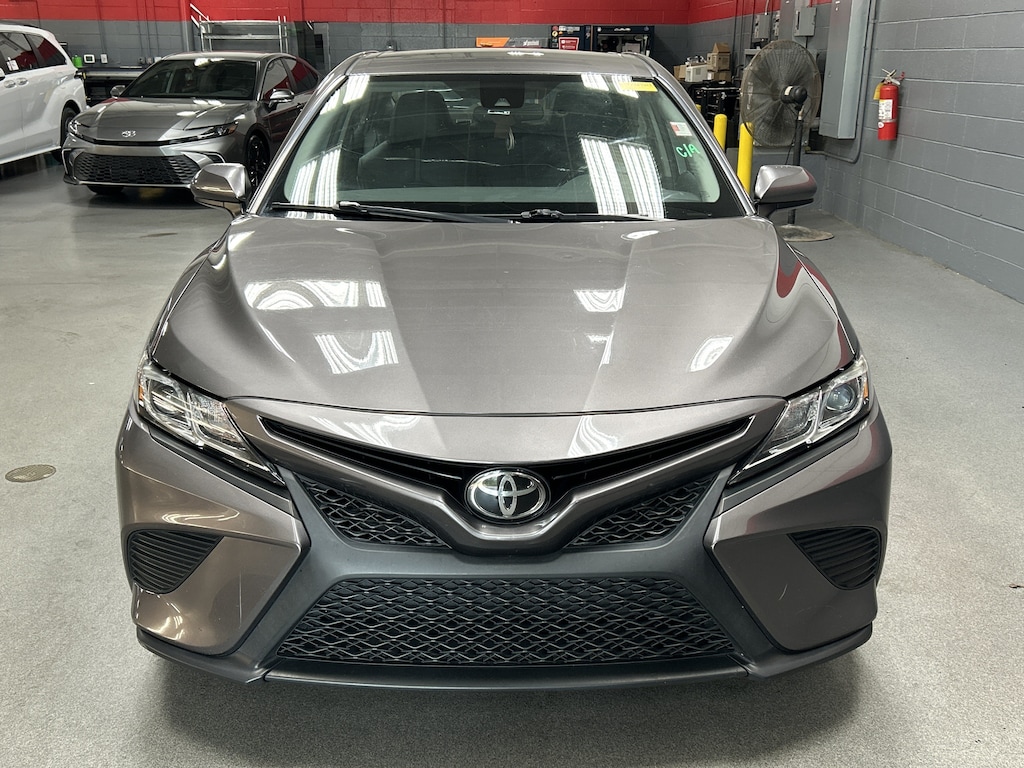 Used 2020 Toyota Camry SE Sedan
