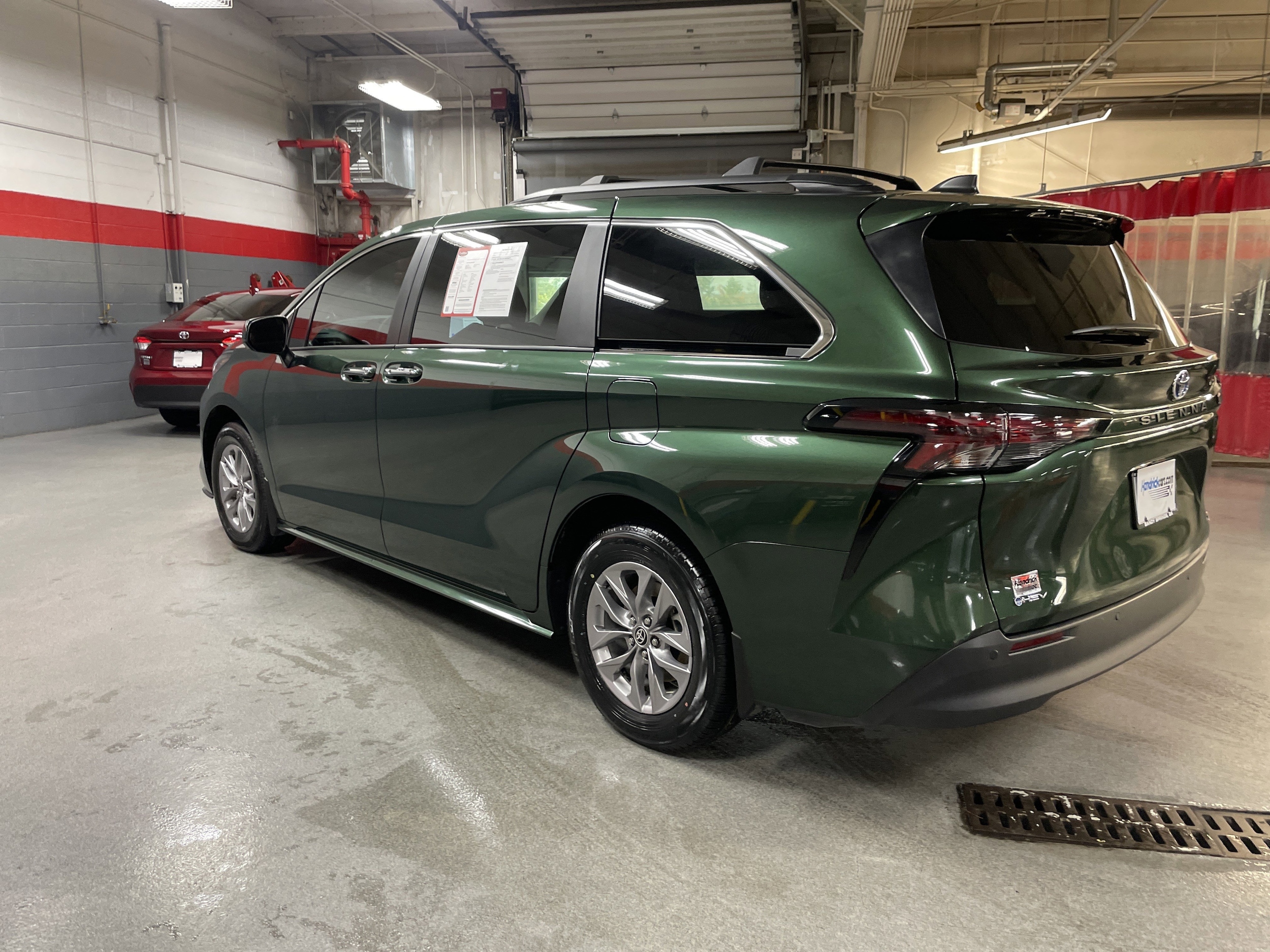 2025 Toyota Sienna XLE photo 6