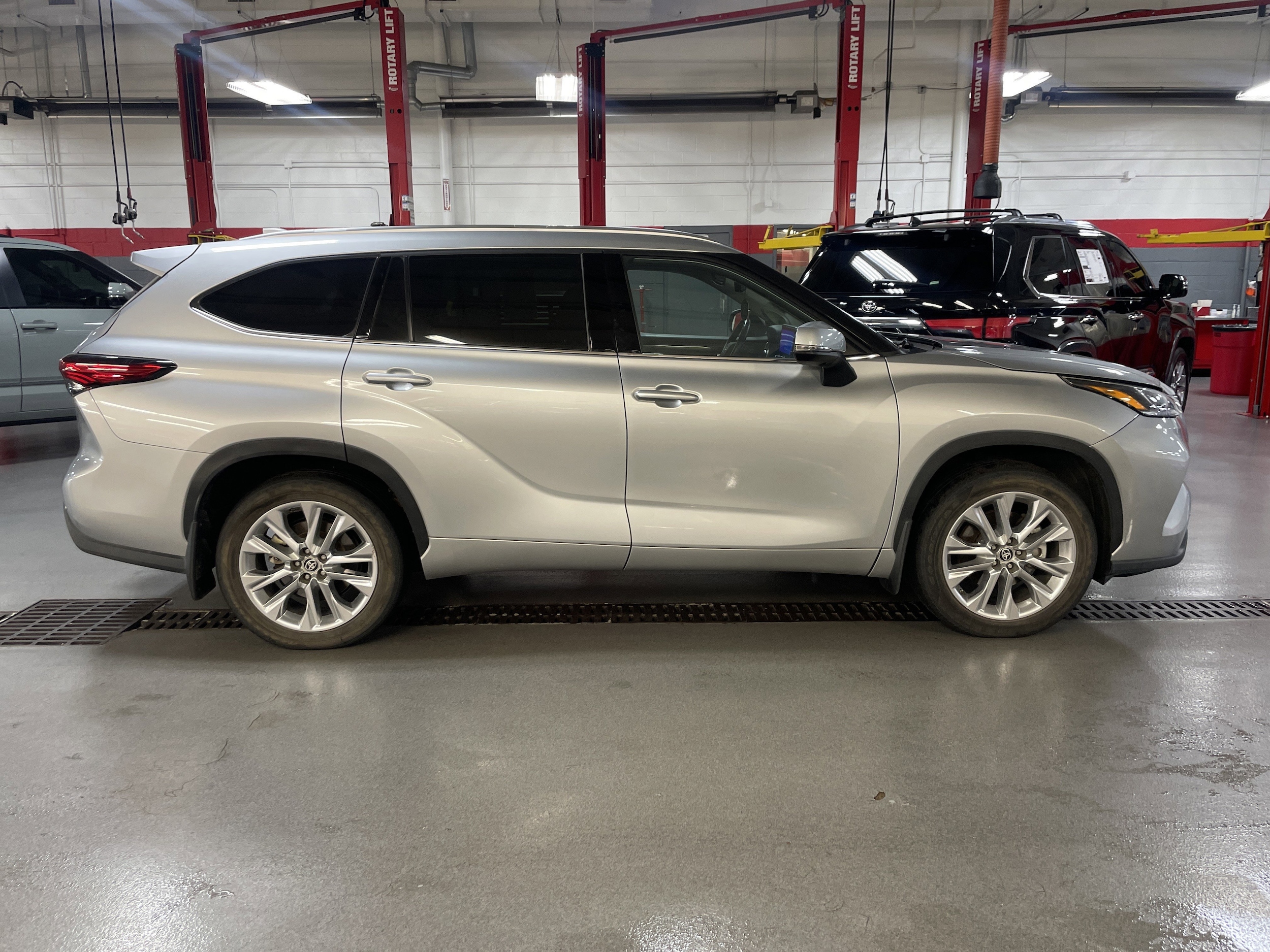 2023 Toyota Highlander Limited photo 4