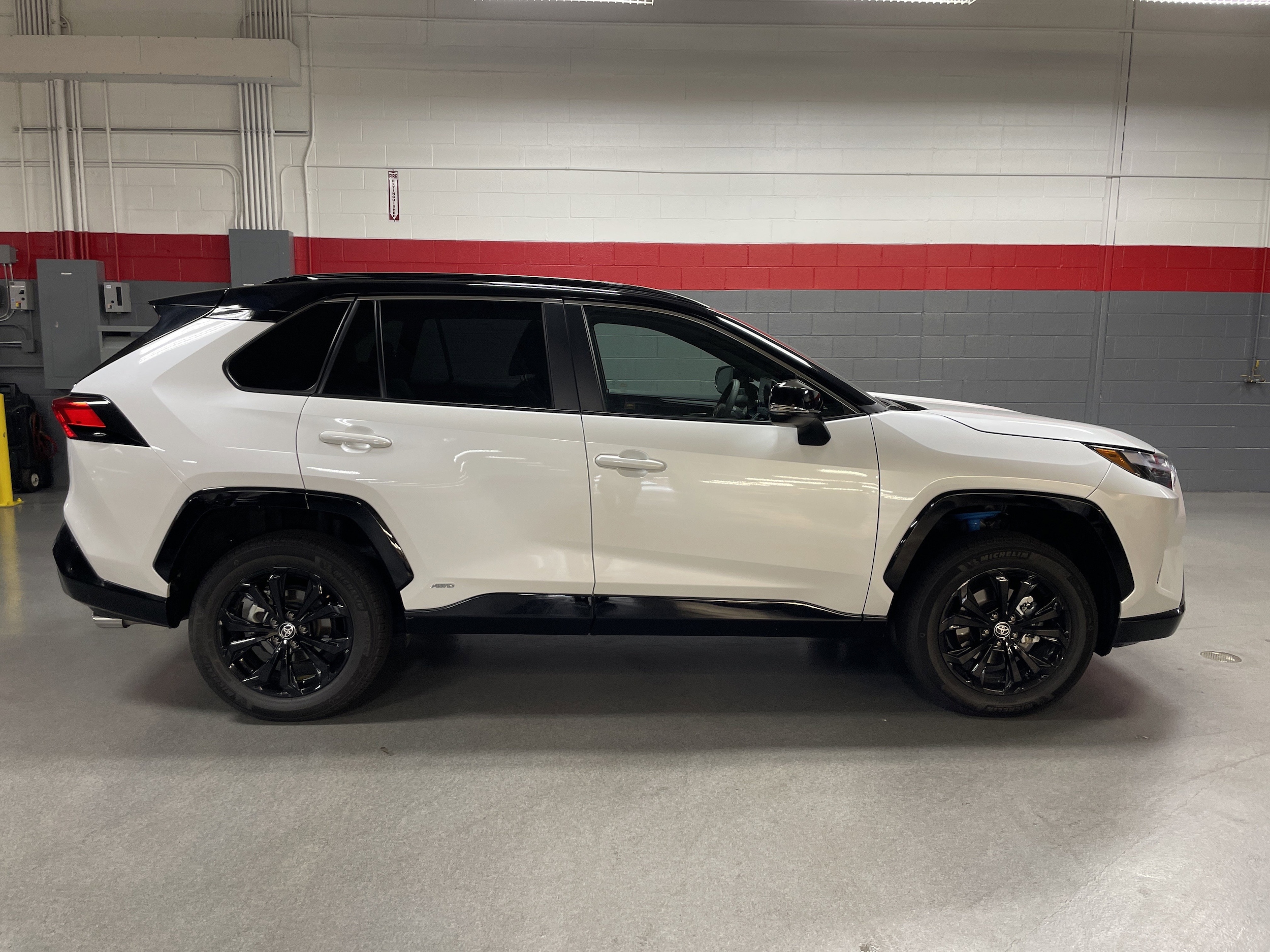 2025 Toyota RAV4 Hybrid XSE photo 6