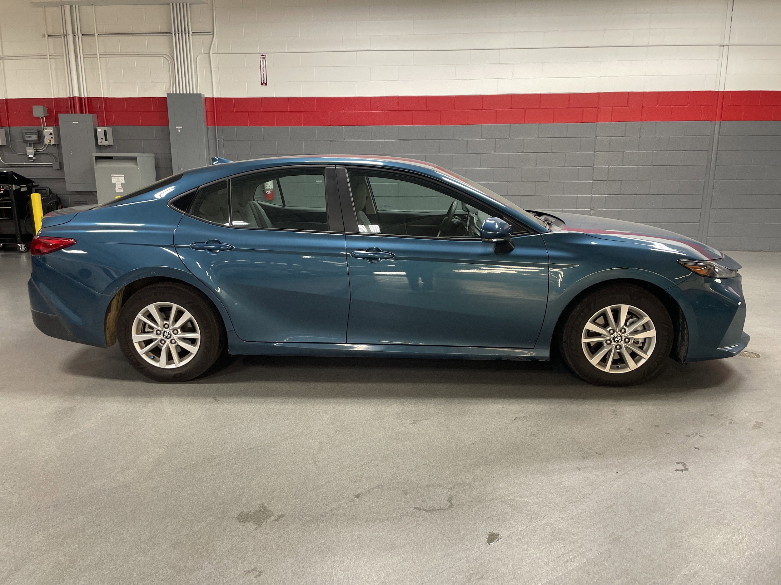 2025 Toyota Camry SE photo 5