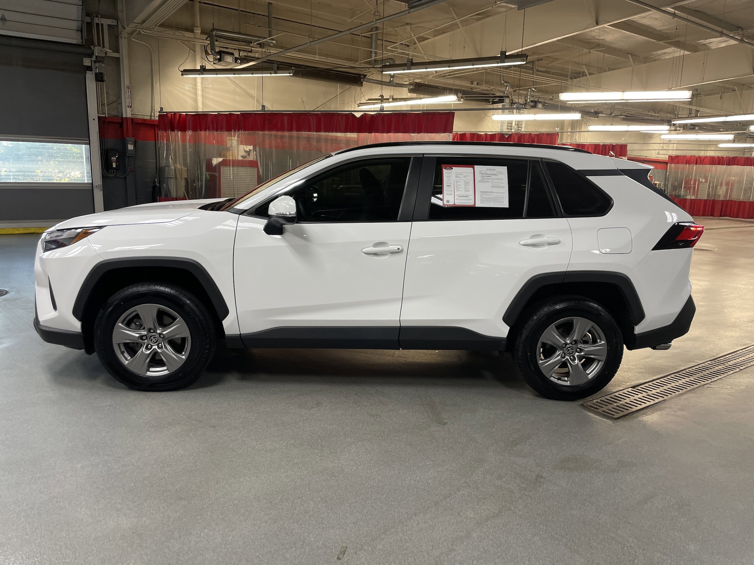 2023 Toyota RAV4 XLE photo 5