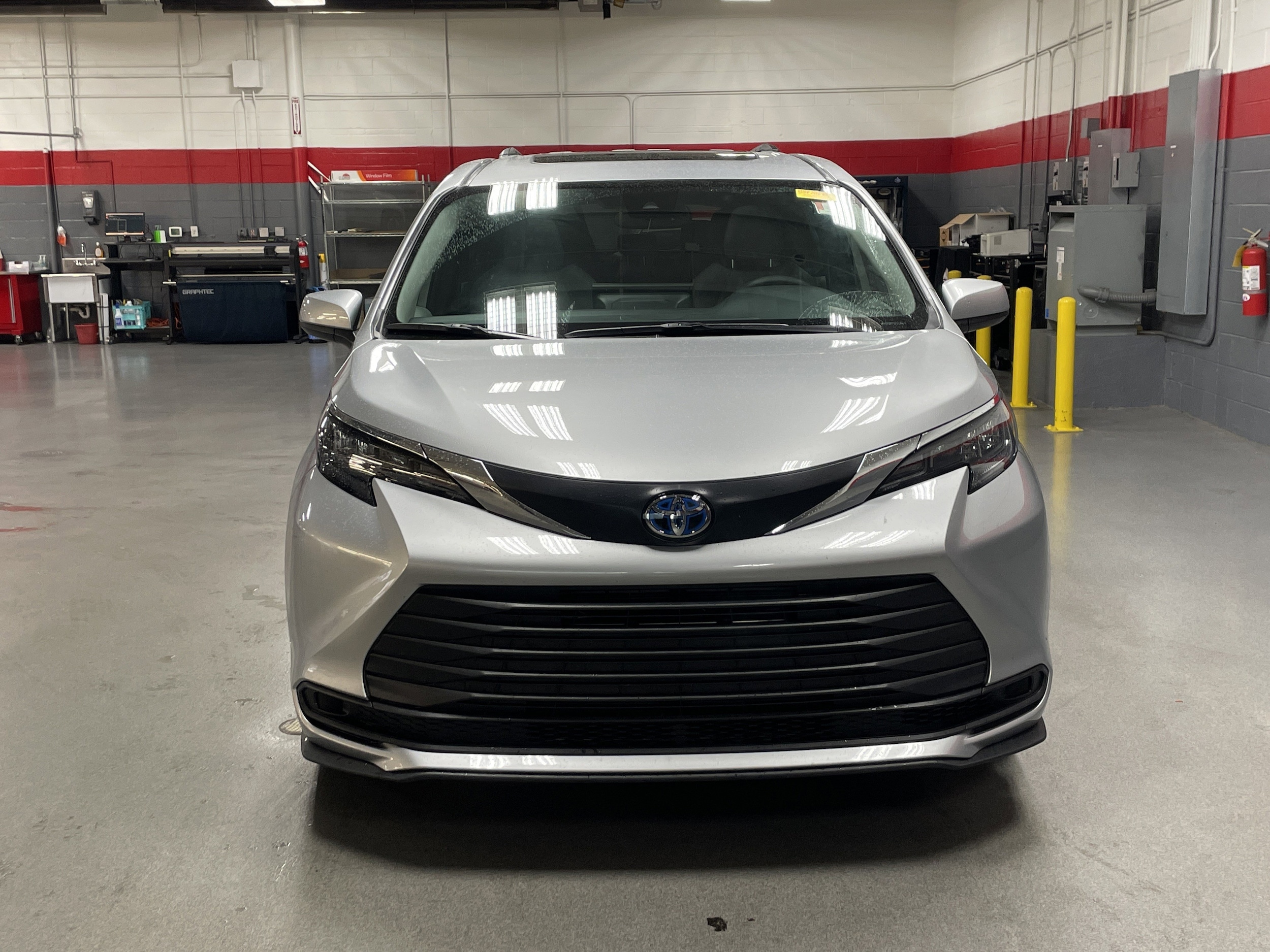 2025 Toyota Sienna LE photo 2
