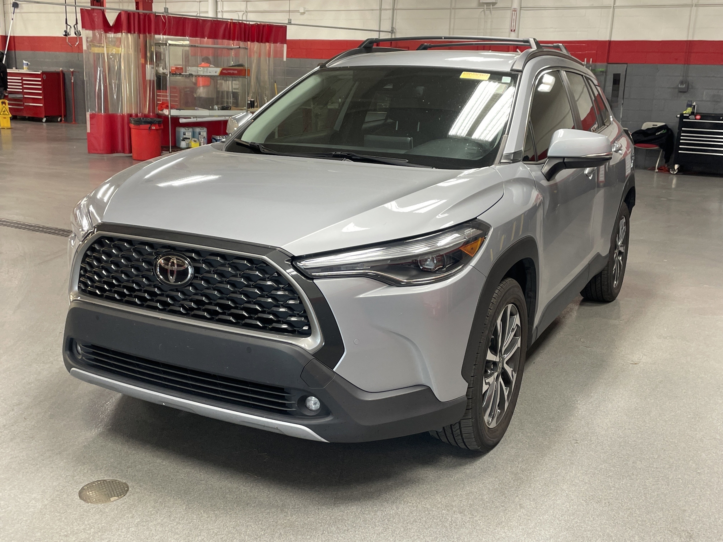 2022 Toyota Corolla Cross XLE photo 2