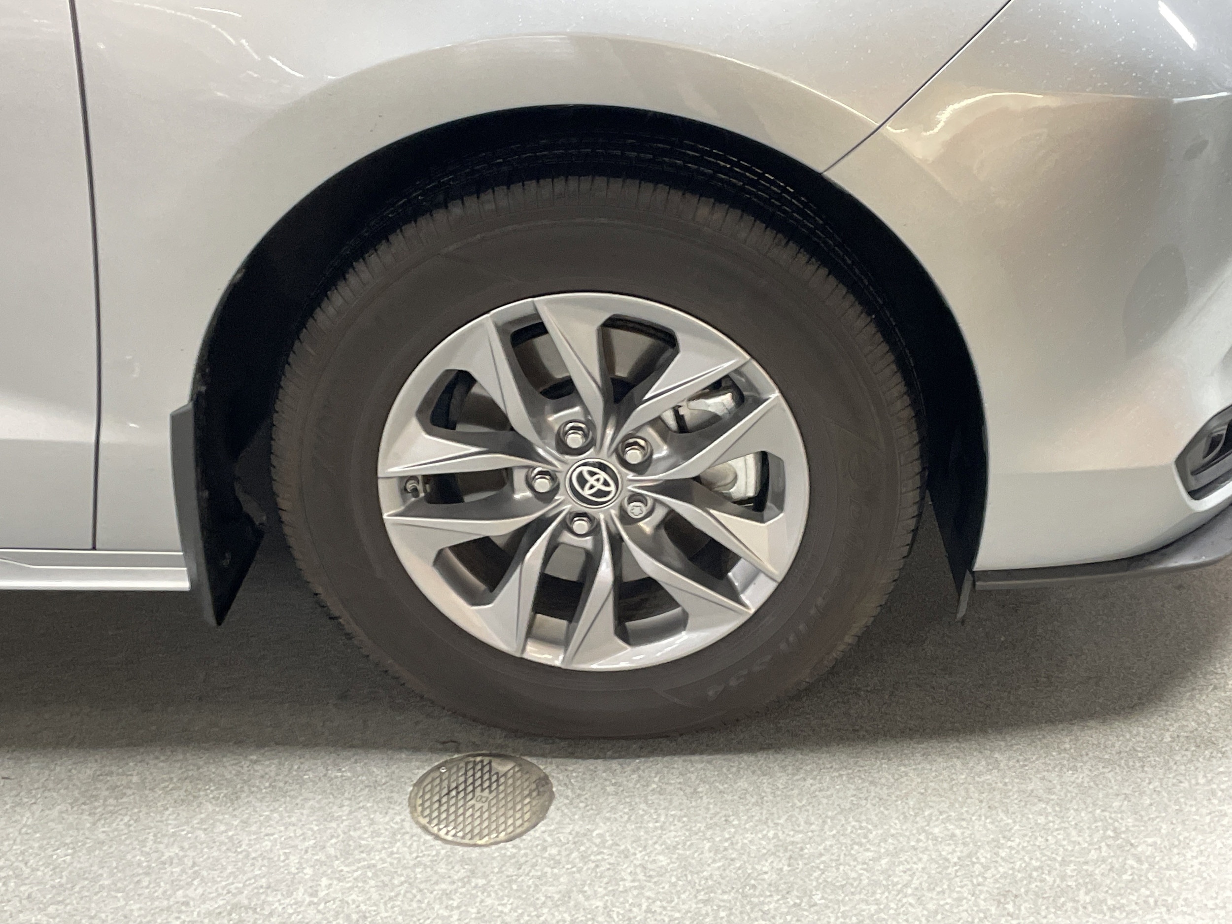 2025 Toyota Sienna LE photo 5
