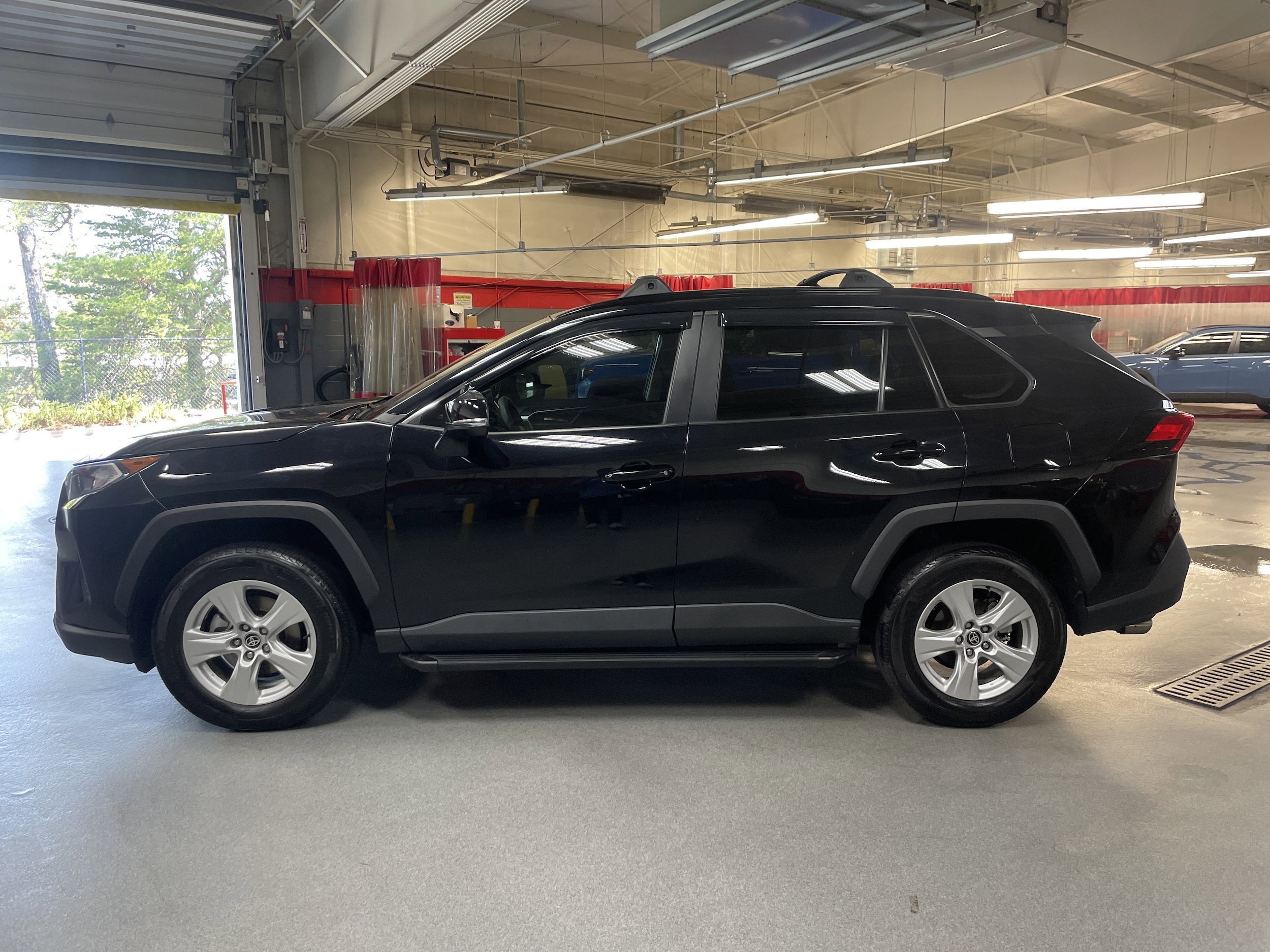 2021 Toyota RAV4 XLE photo 5