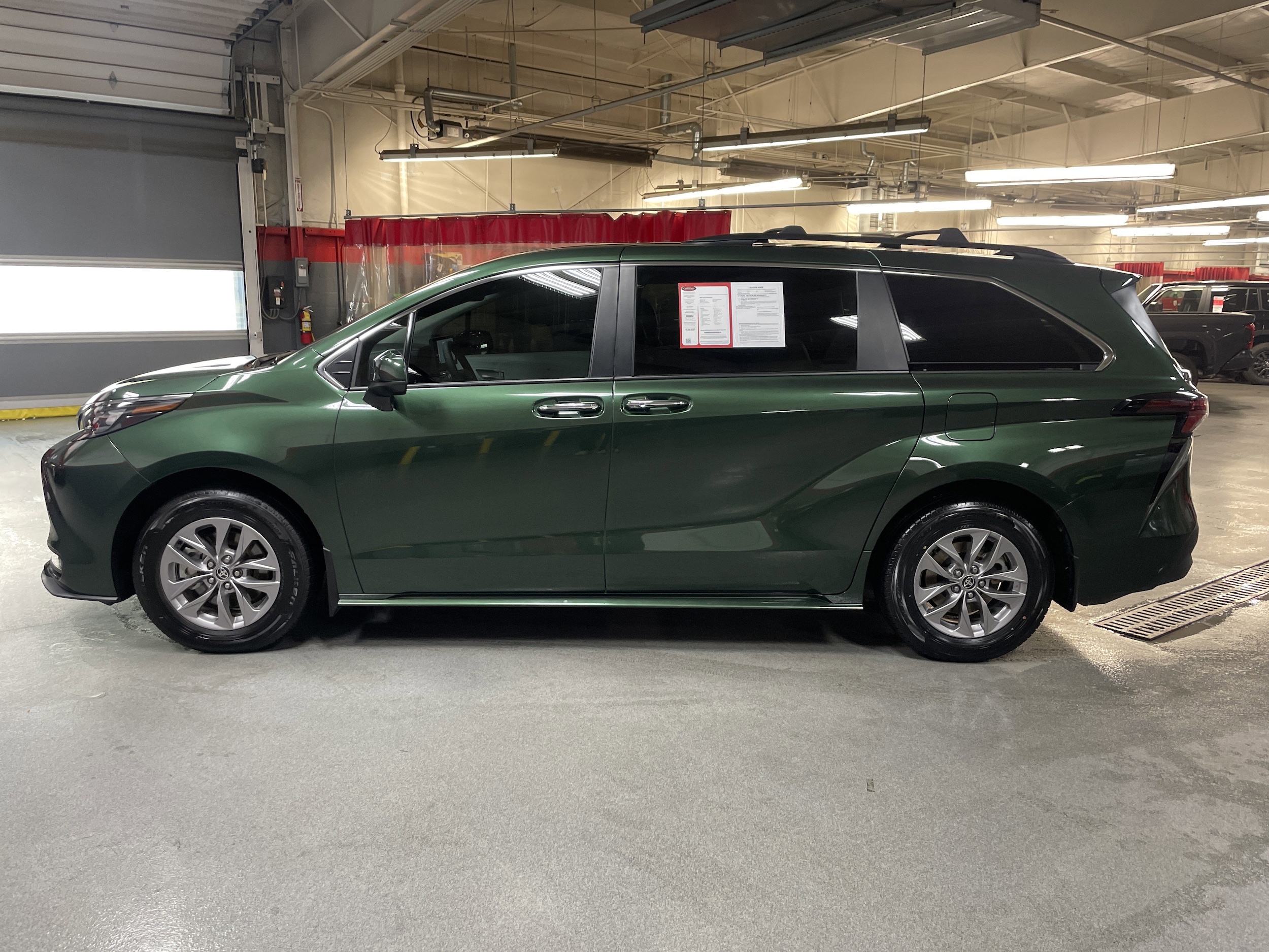 2025 Toyota Sienna XLE photo 5