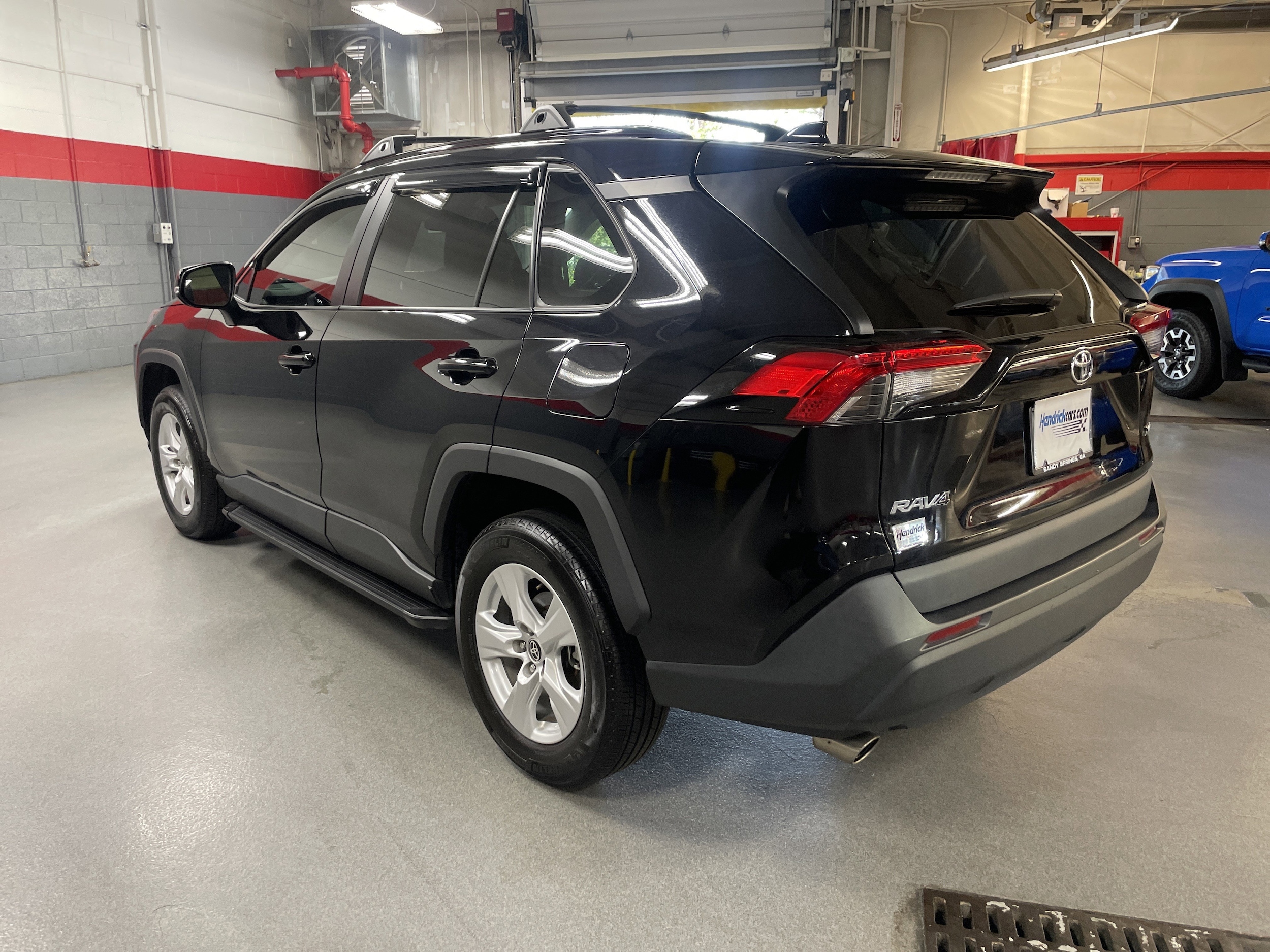 2021 Toyota RAV4 XLE photo 6