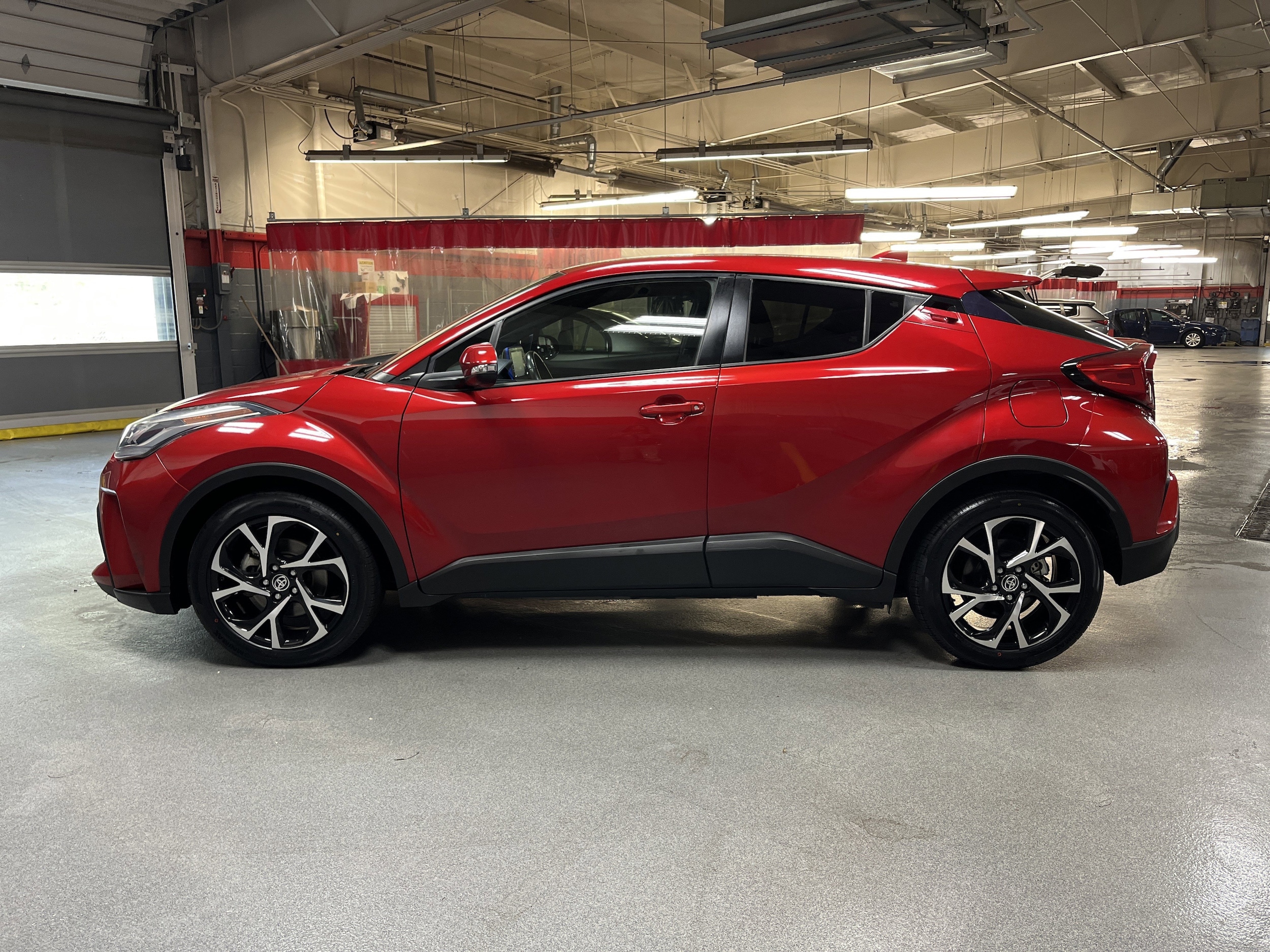 2022 Toyota C-HR XLE photo 5