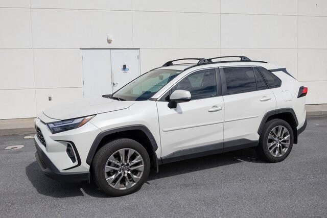 2022 Toyota RAV4 XLE Premium photo 3