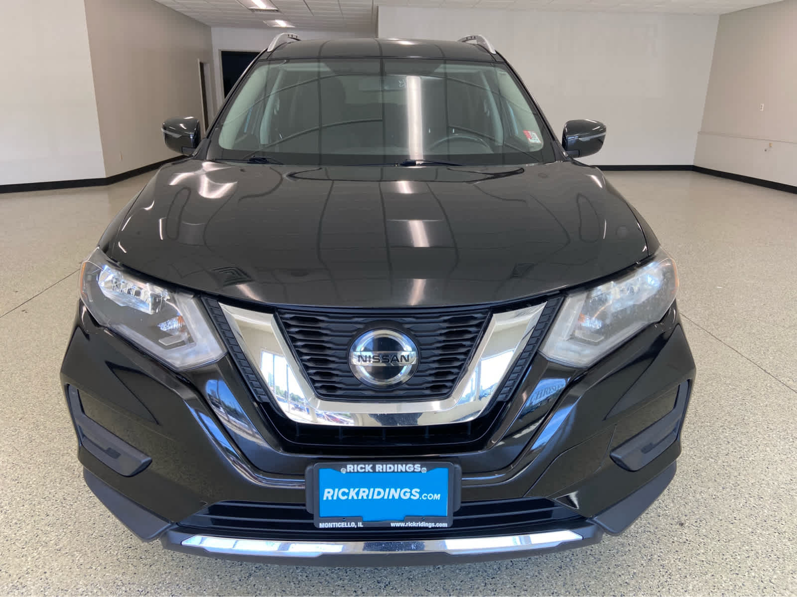 Used 2018 Nissan Rogue SV with VIN KNMAT2MT0JP520218 for sale in Monticello, IL