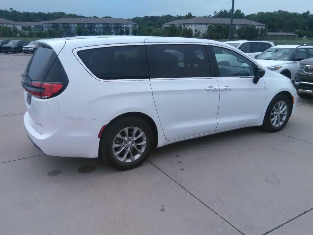Used 2026 Chrysler Pacifica Limited FWD