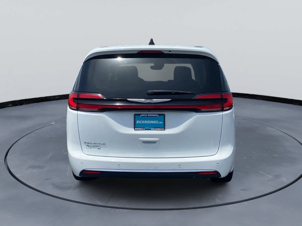 Used 2024 Chrysler Pacifica Touring L FWD