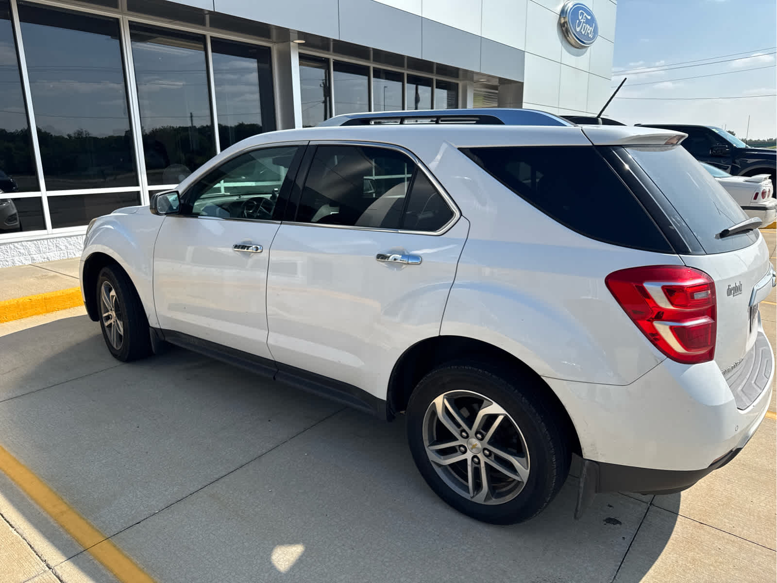 2017 Chevrolet Equinox Premier photo 2