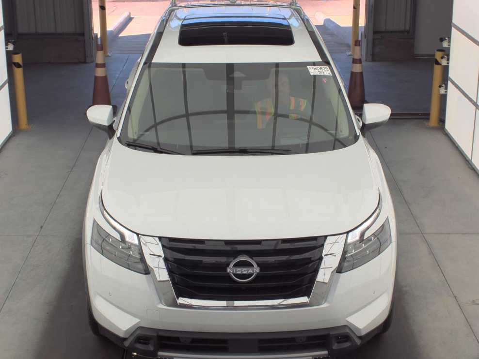 2025 Nissan Pathfinder Platinum photo 2