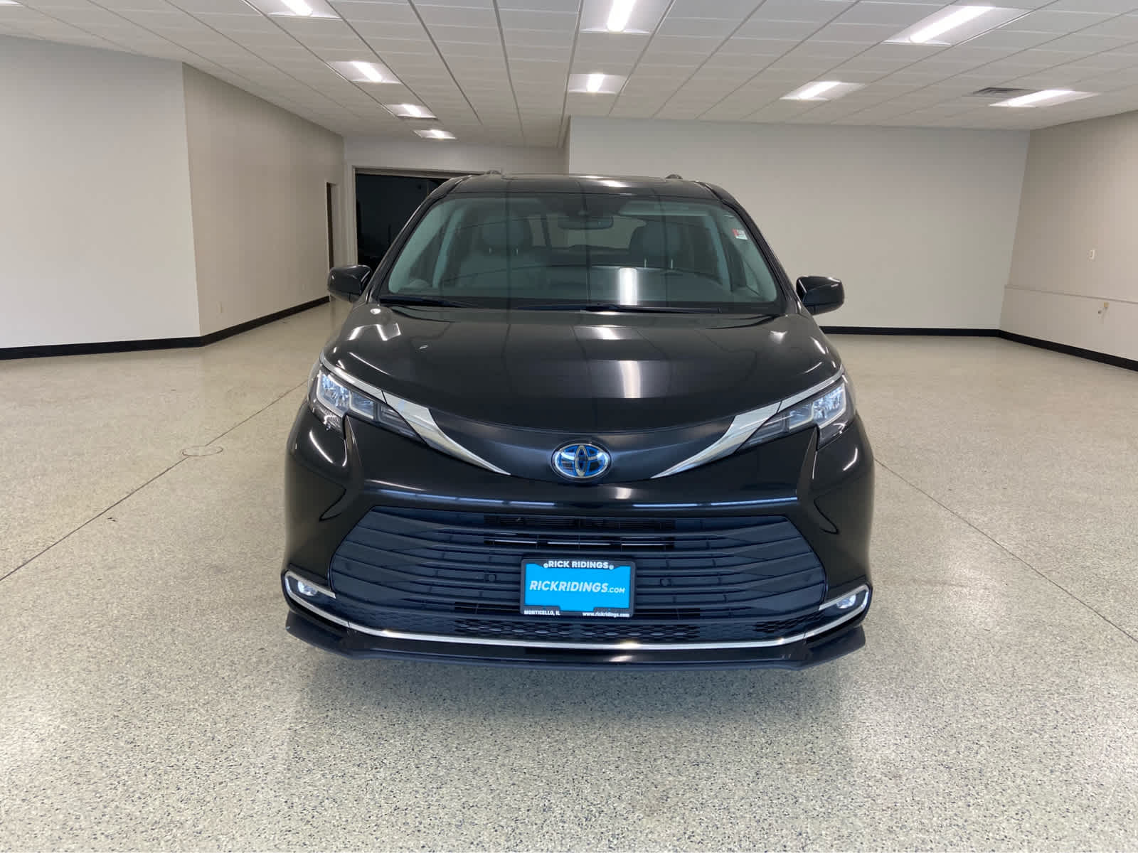 Used 2023 Toyota Sienna XLE with VIN 5TDYRKEC6PS161239 for sale in Monticello, IL