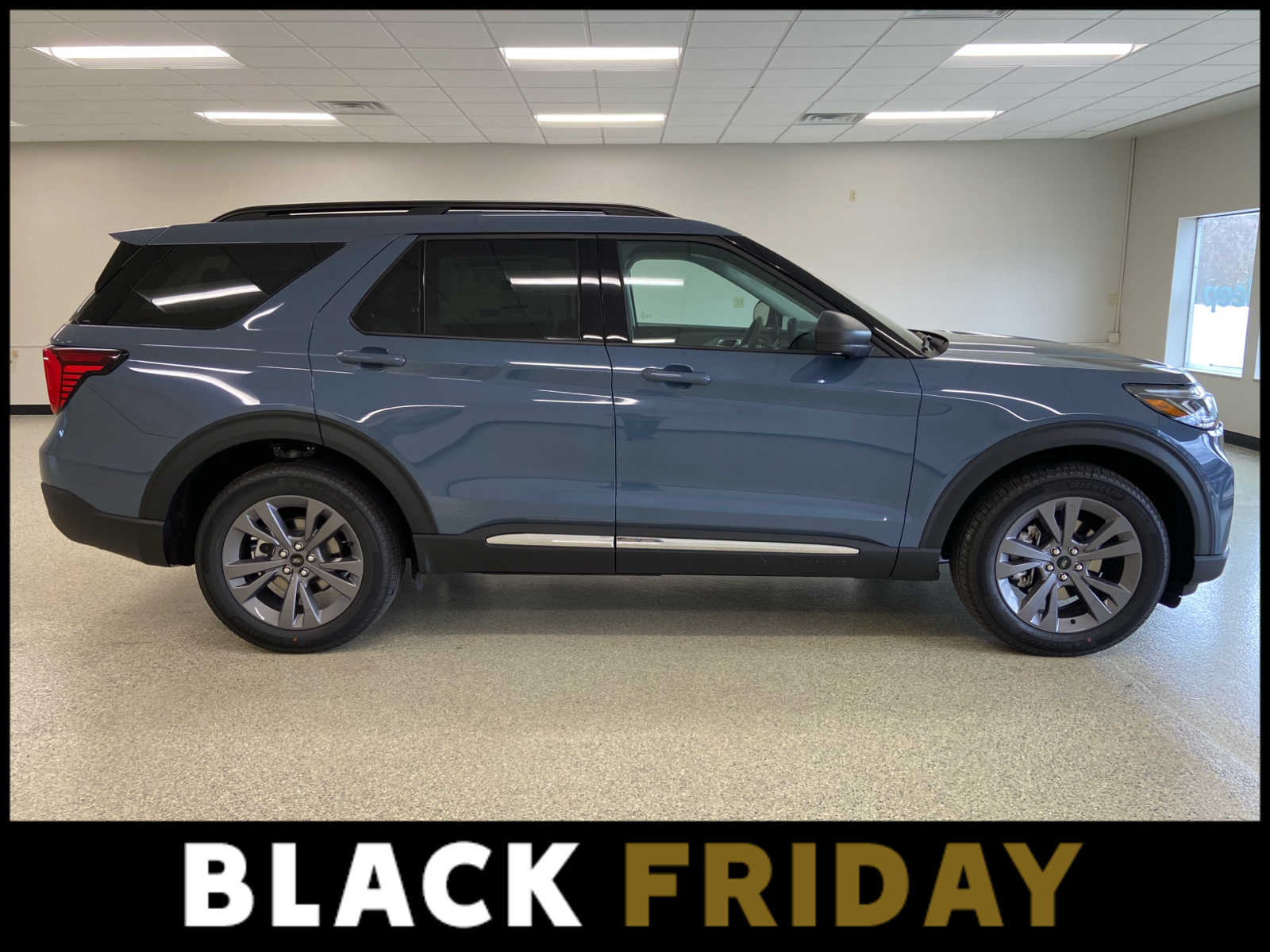 2025 Ford Explorer photo 3