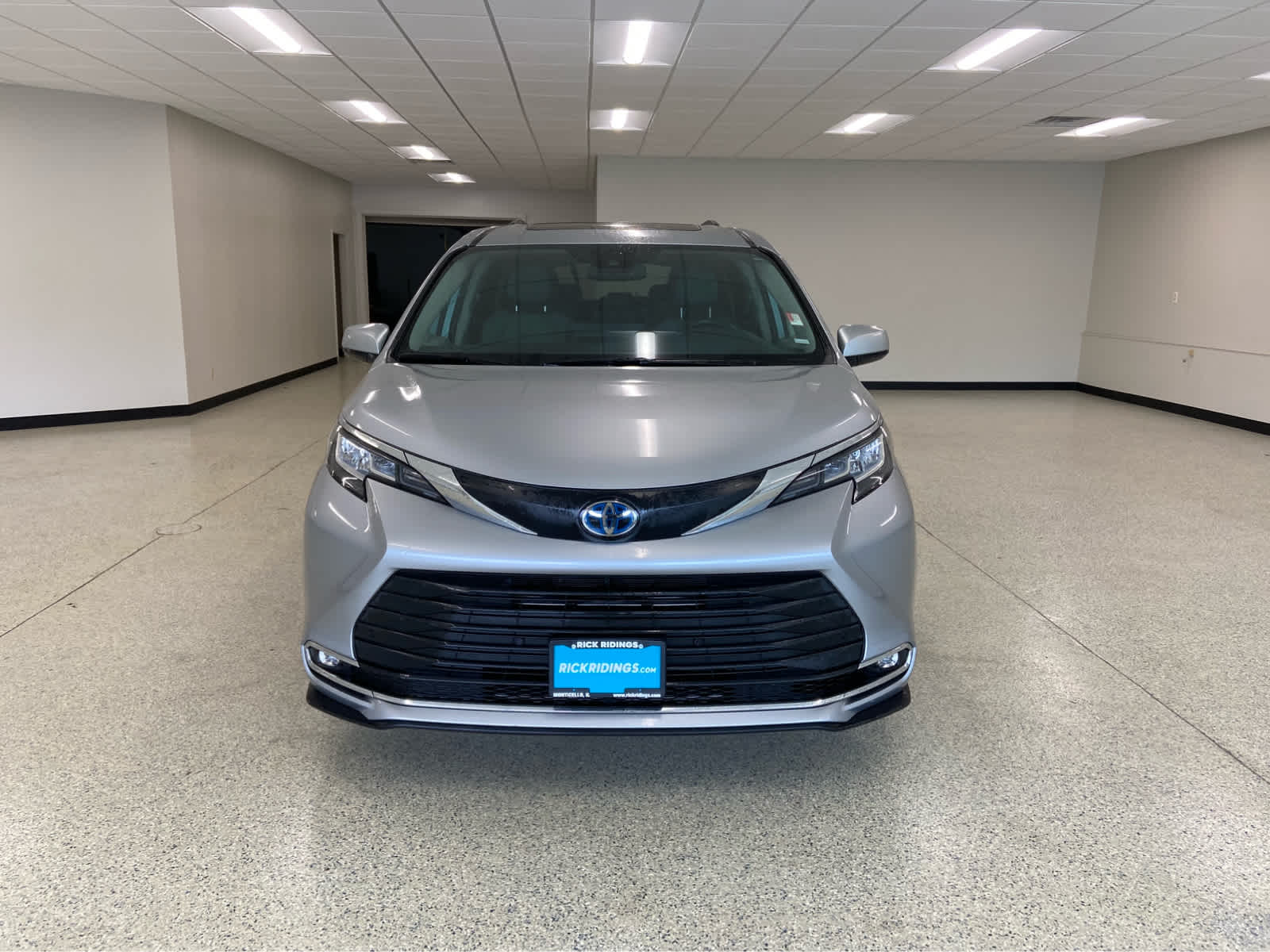 Used 2023 Toyota Sienna XLE with VIN 5TDYRKEC3PS172103 for sale in Monticello, IL